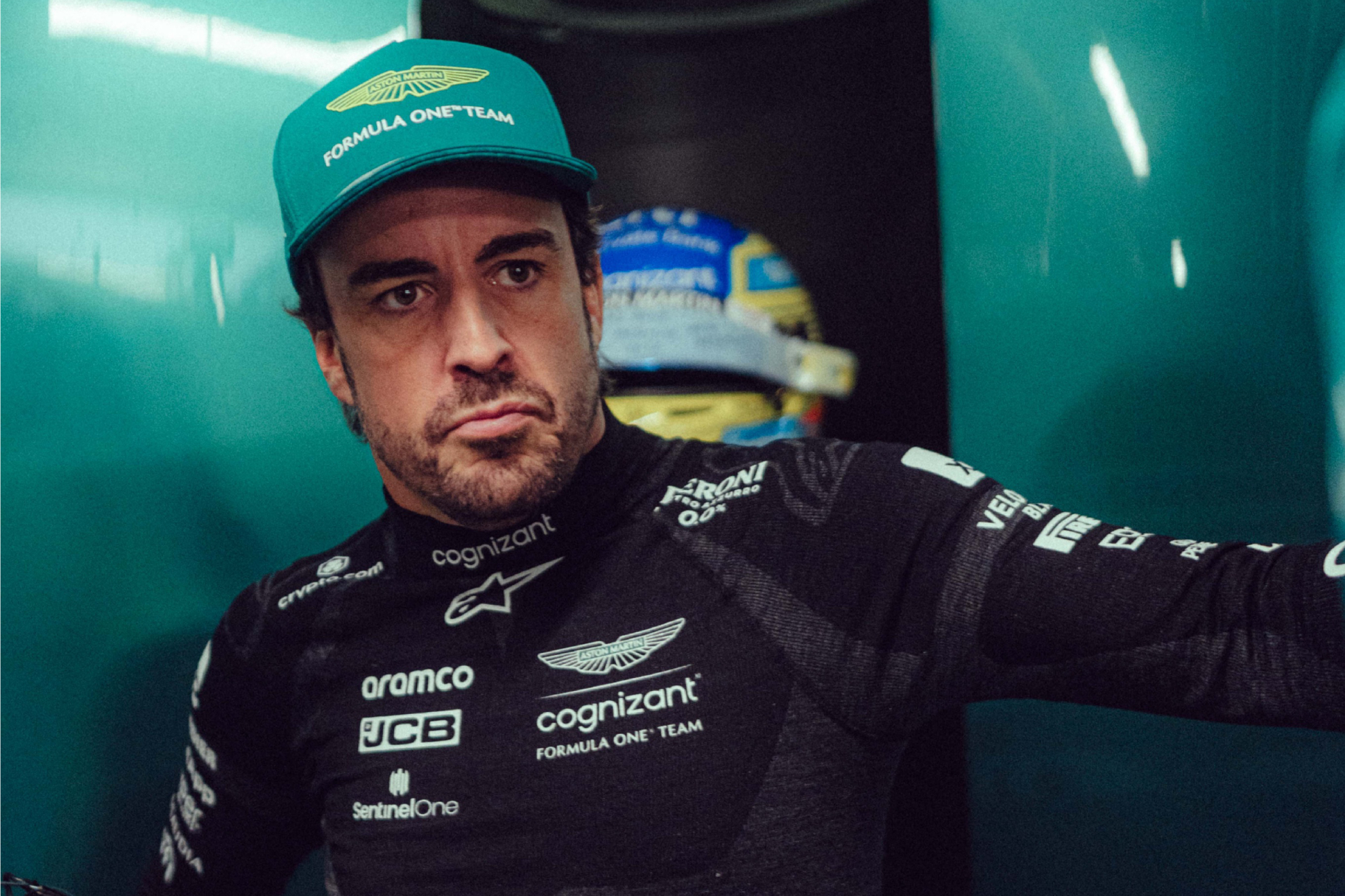 Fernando Alonso, pensativo en el garaje de Aston Martin.