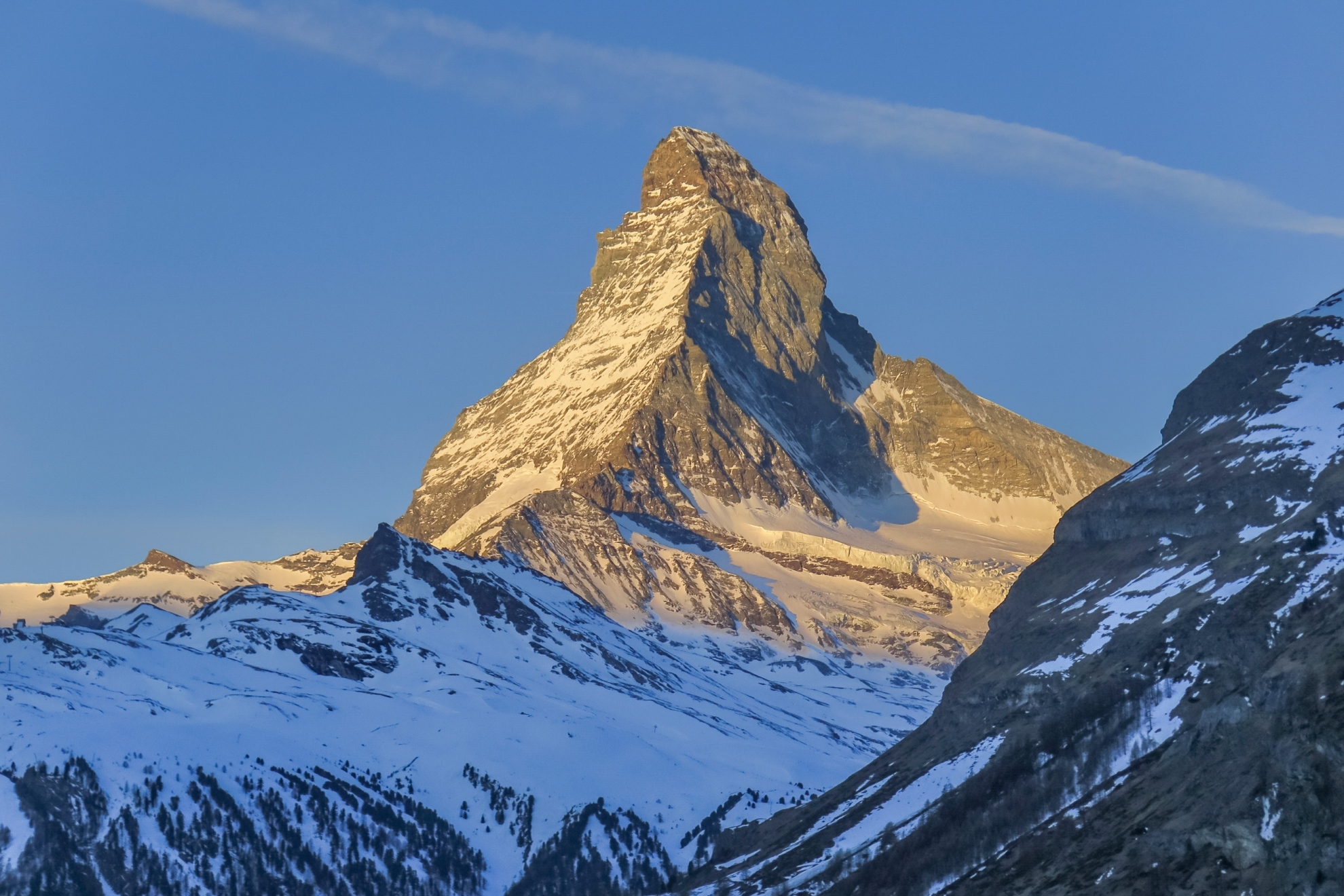 Al fondo, el Cervino o Matterhorn, en la zona del Zermatt.