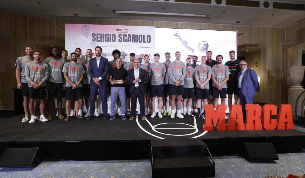 Los jugadores de la seleccin, en la foto de familia tras la entrega del MARCA Leyenda a Sergio Scariolo.
