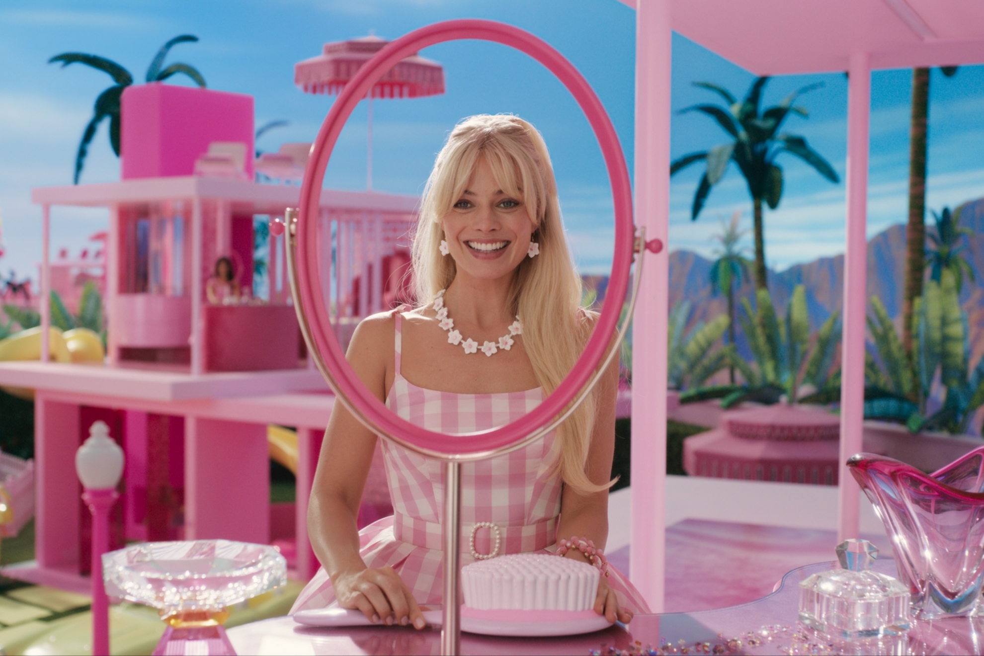 Margot Robbie interpreta a Barbie.