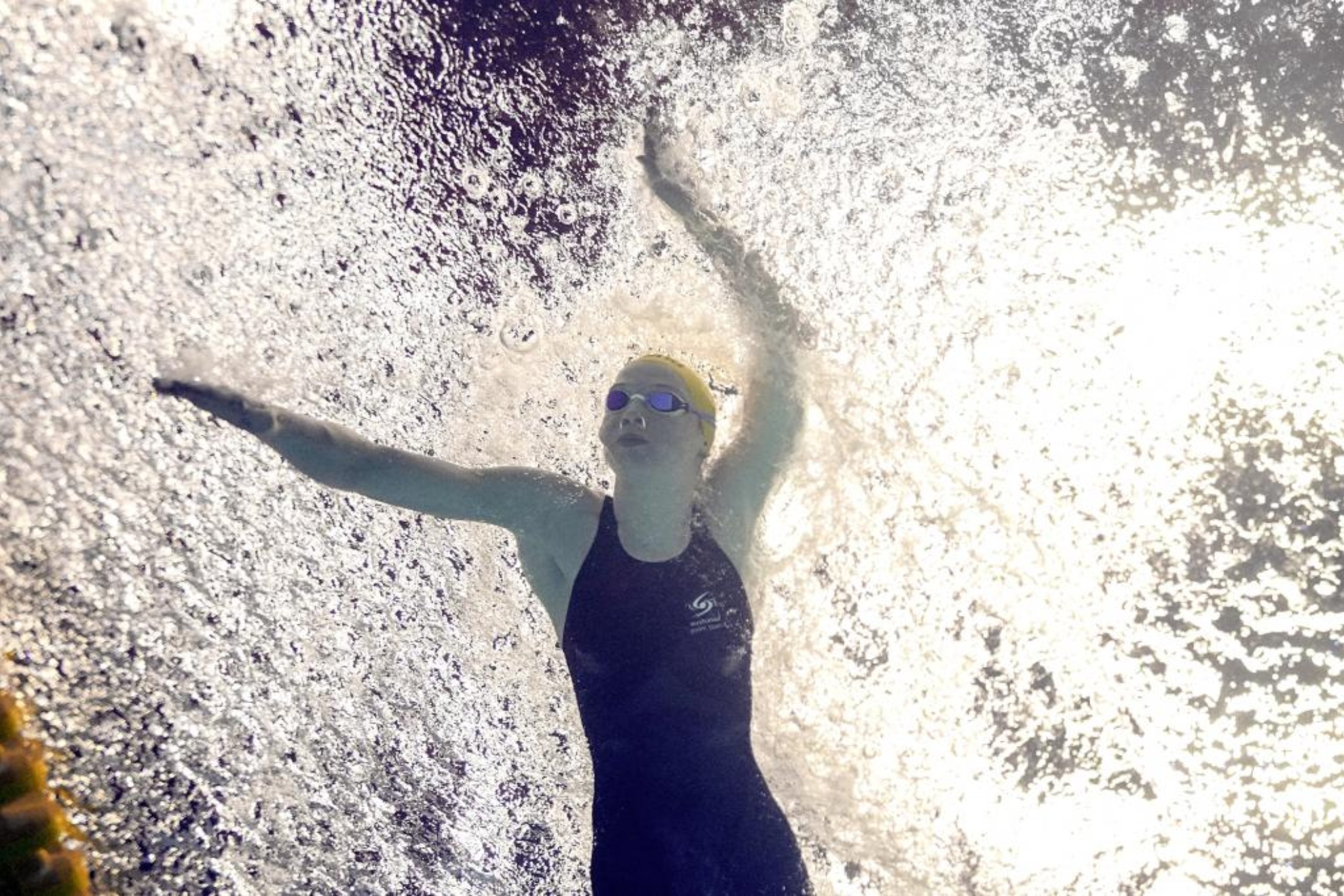 Imagen submarina de Mollie O'Callaghan durante la final de los 100 libre