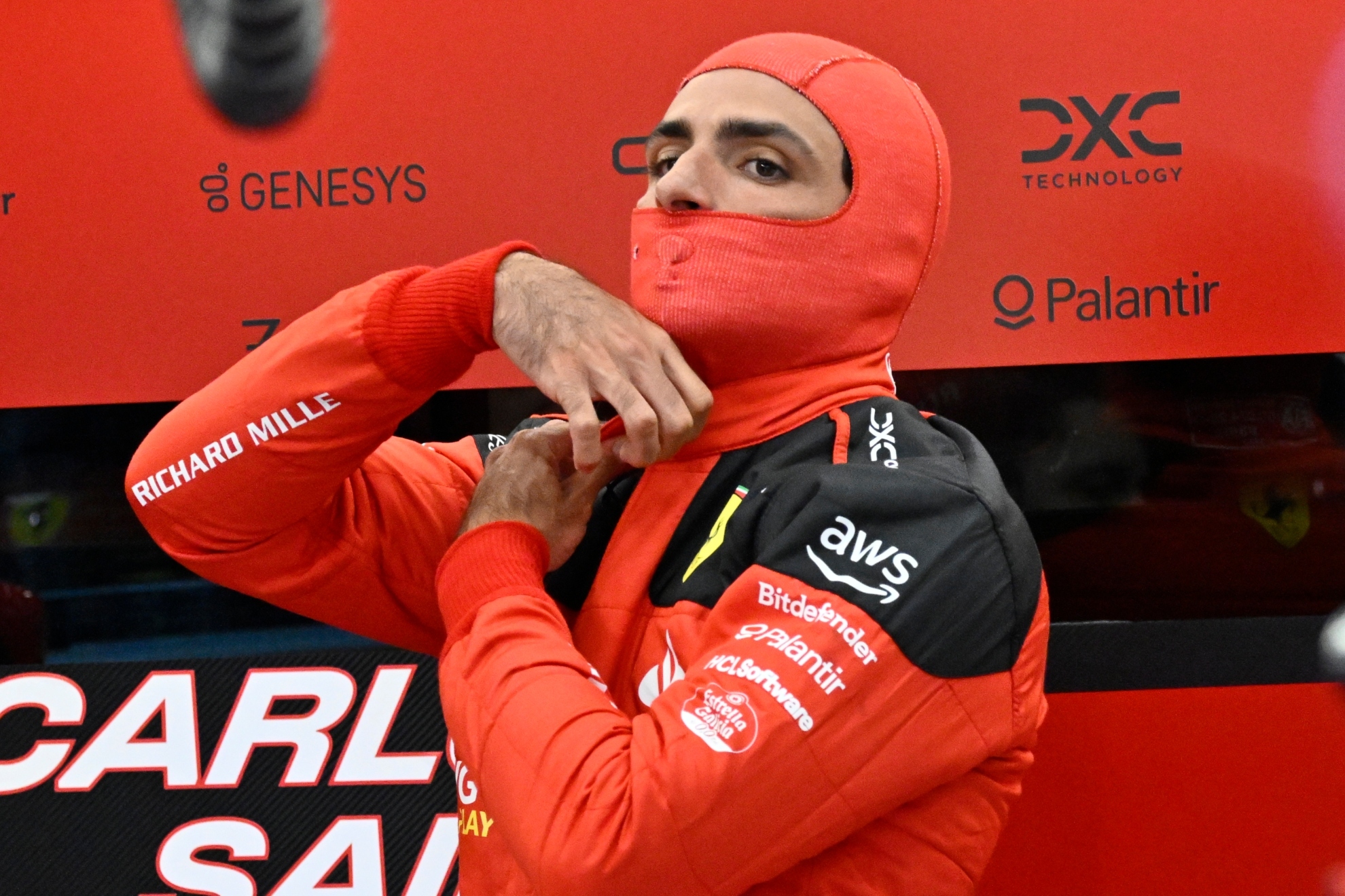 Carlos Sainz se prepara para subirse al coche durante el GP de Bélgica