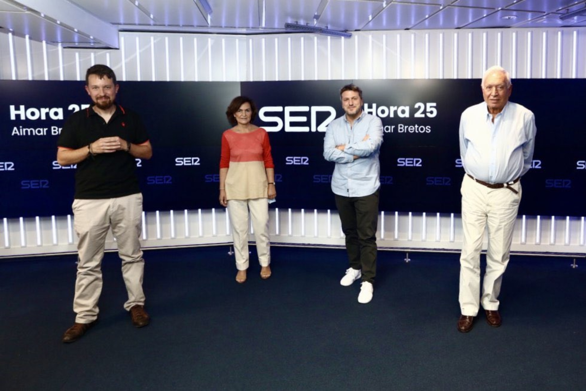 Pablo Iglesias posa junto a sus compaeros en la Cadena SER.