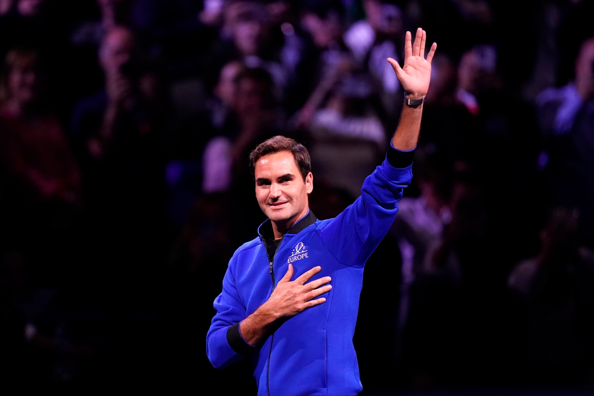 Roger Federer agradece a la aficin durante su despedida en la Laver Cup
