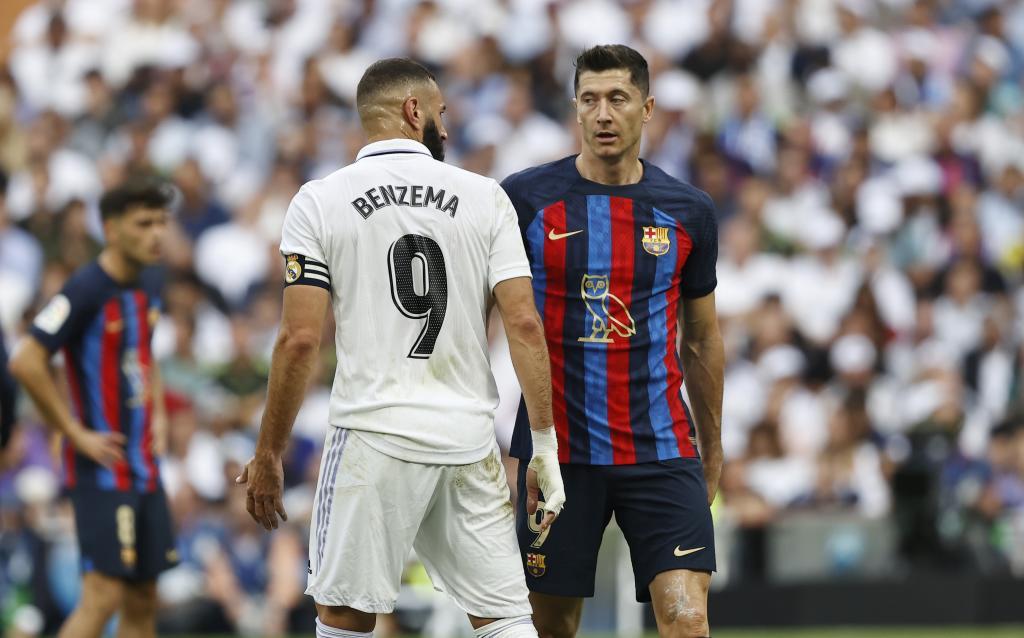 Lewandowski y Benzema durante un Real Madrid-Barcelona de la temporada pasada.