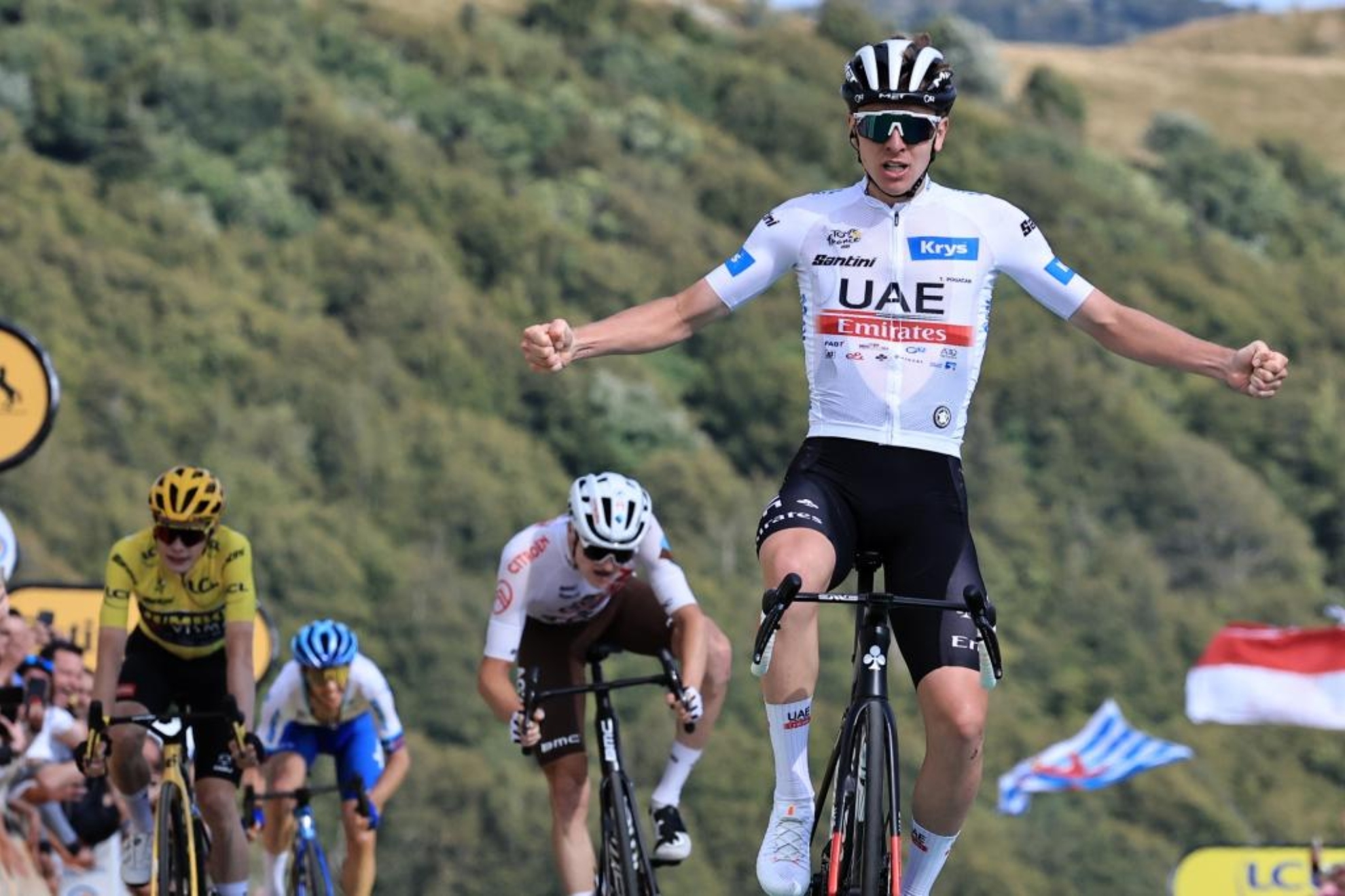 Pogacar celebra su triunfo en la penúltima etapa del Tour.