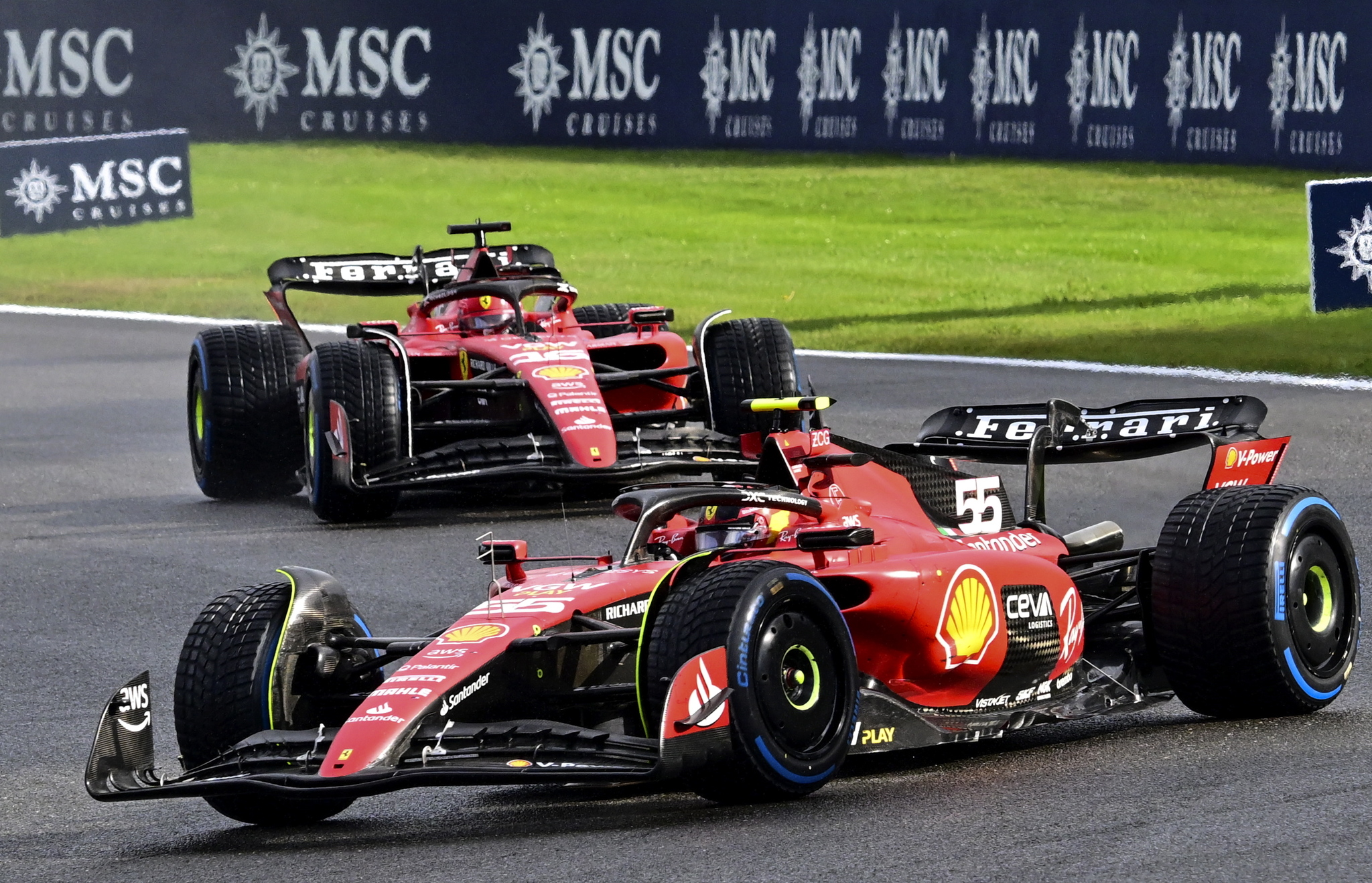 Carlos Sainz y Charles Leclerc durante la sprint del GP de Bélgica