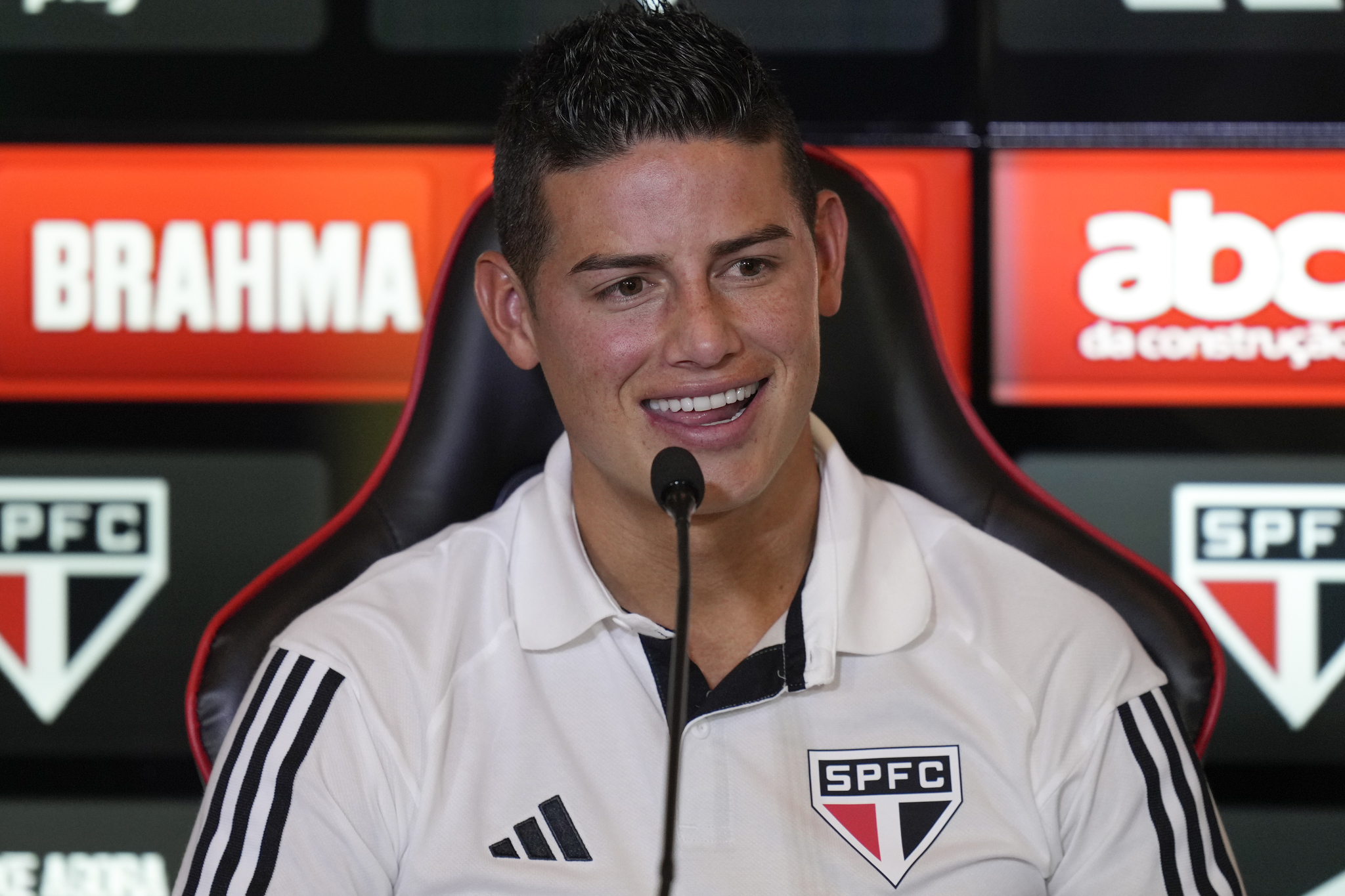 James, durante su presentación como nuevo jugador de São Paulo.