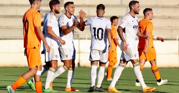Los jugadores del Albacete celebran uno de los cinco goles al filial del Valencia