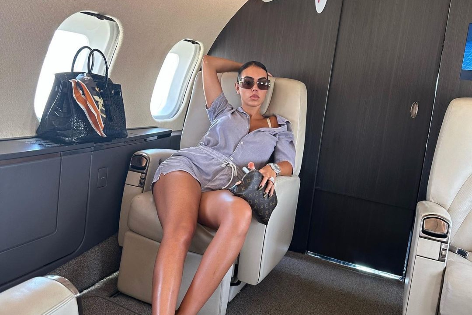 Georgina posando en el avión privado