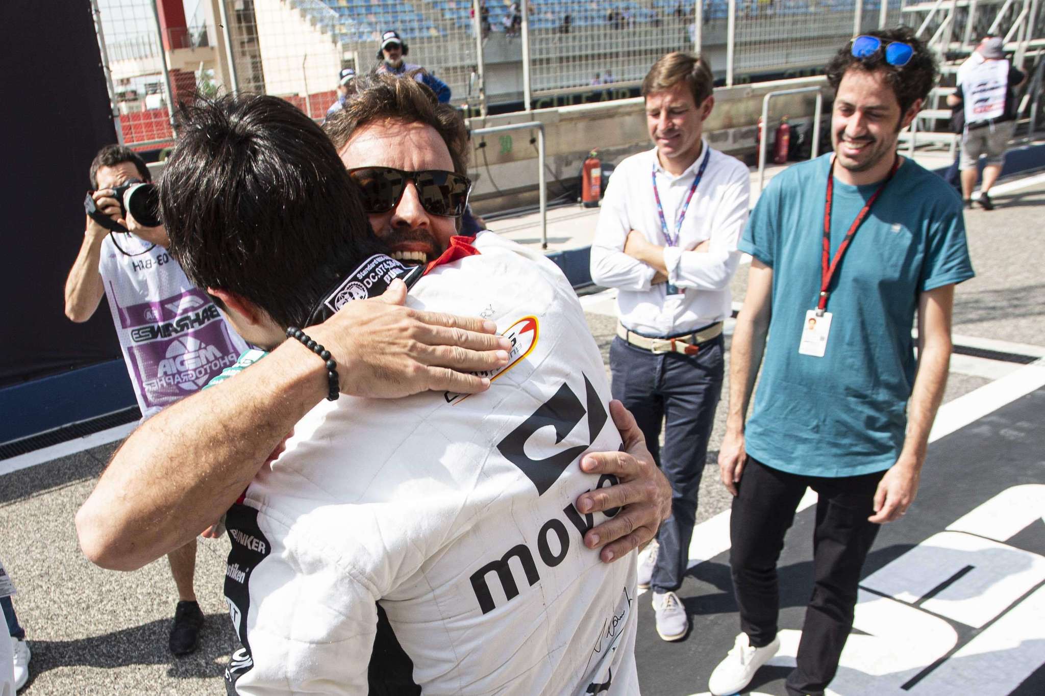 Fernando Alonso abraza a Pepe Mart