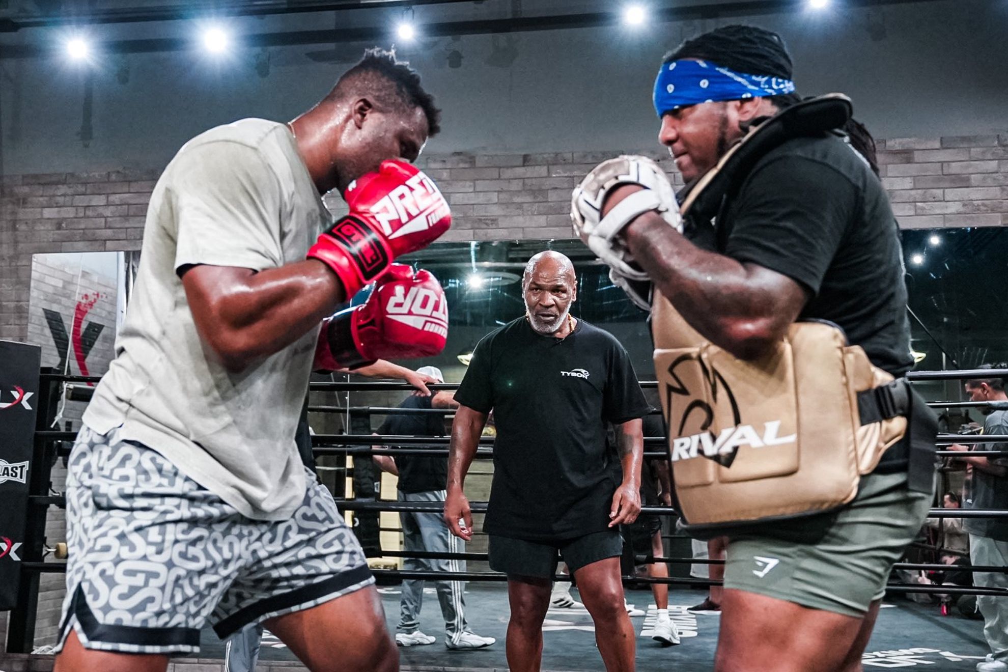 Francis Ngannou flaunts unreal results after one training session with Mike Tyson
