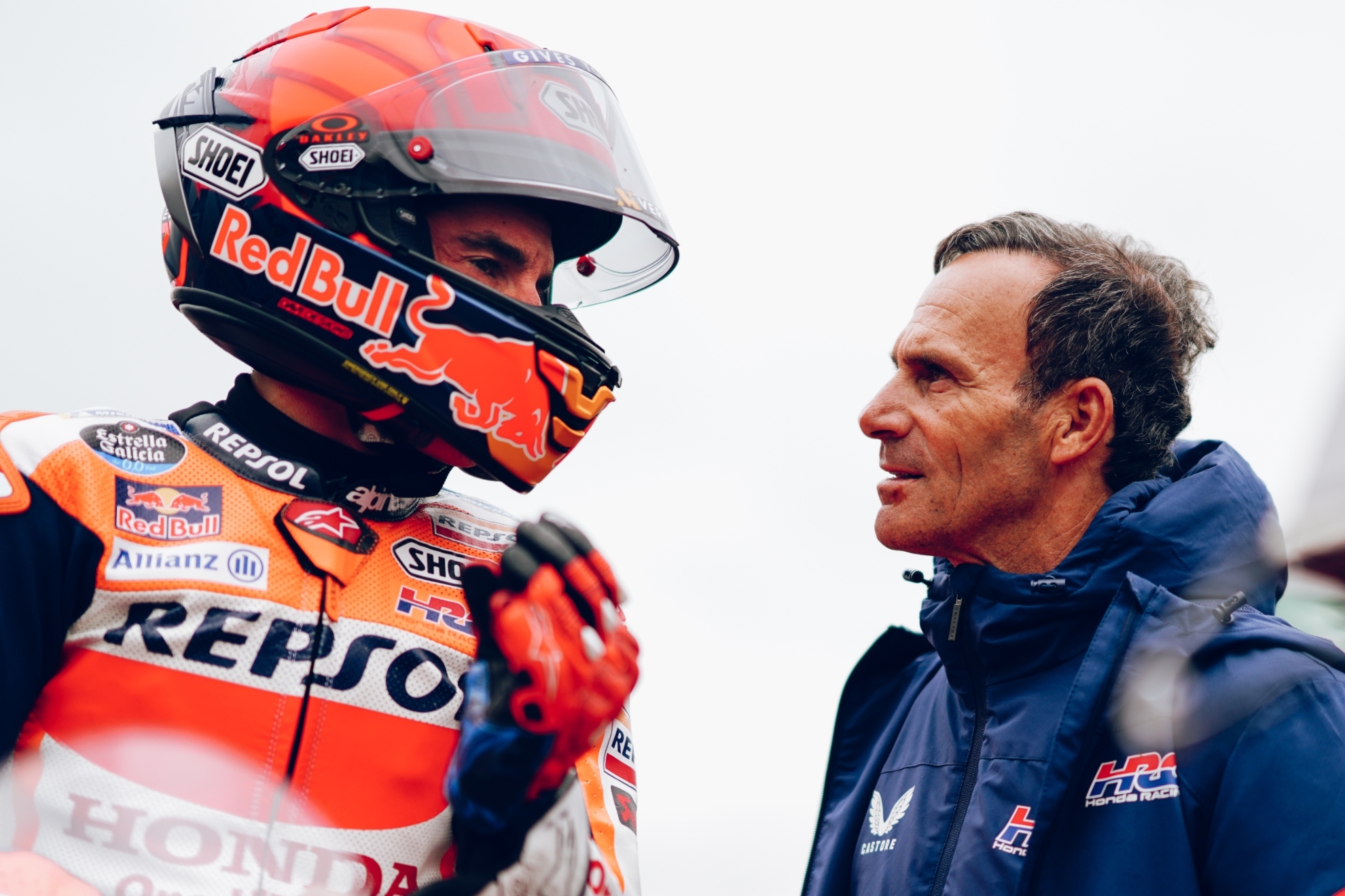 Alberto Puig, team manager del Repsol Honda, conversa con Marc Márquez.