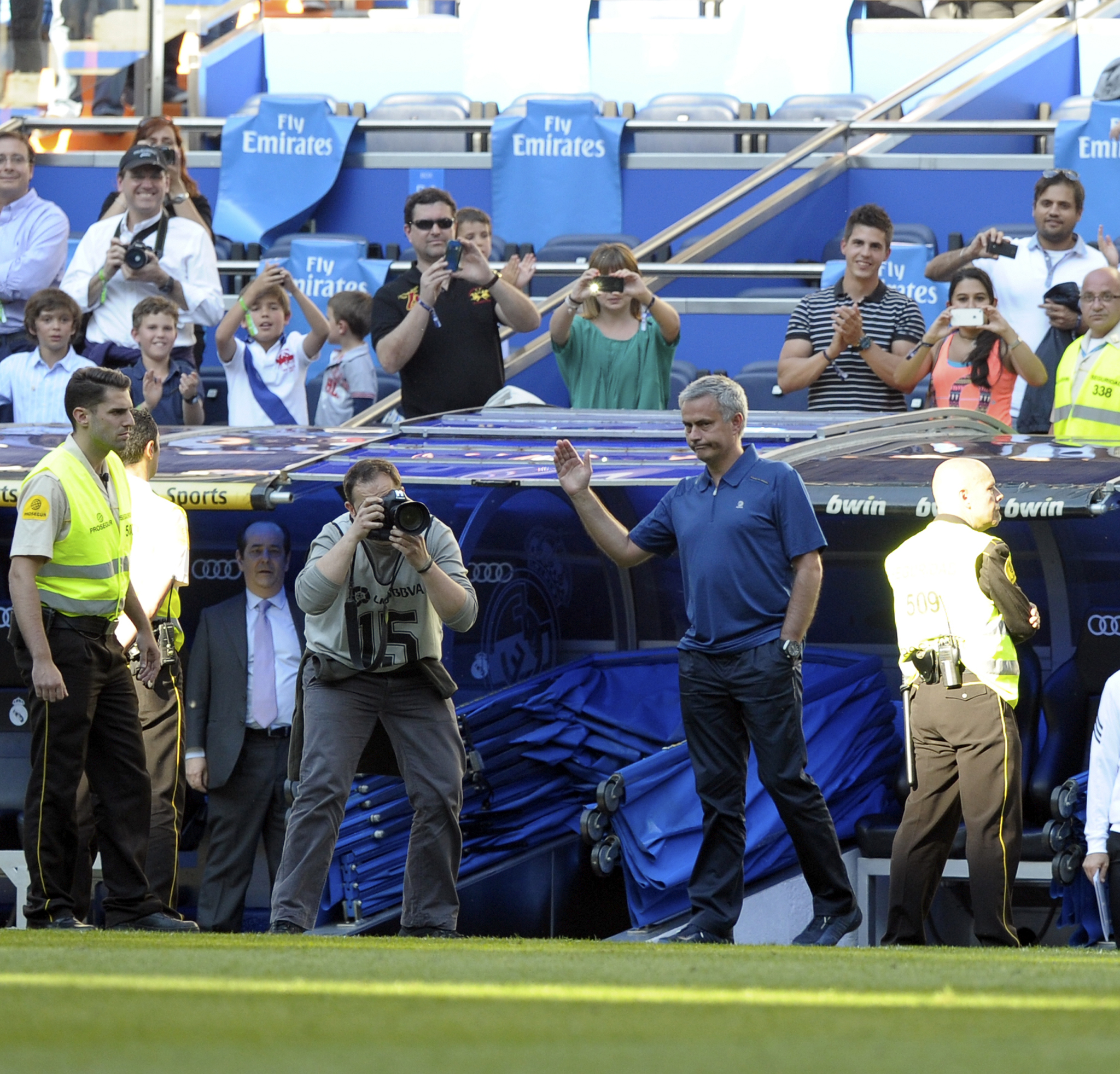Jose Mourinho despidindose de la aficin del Real Madrid
