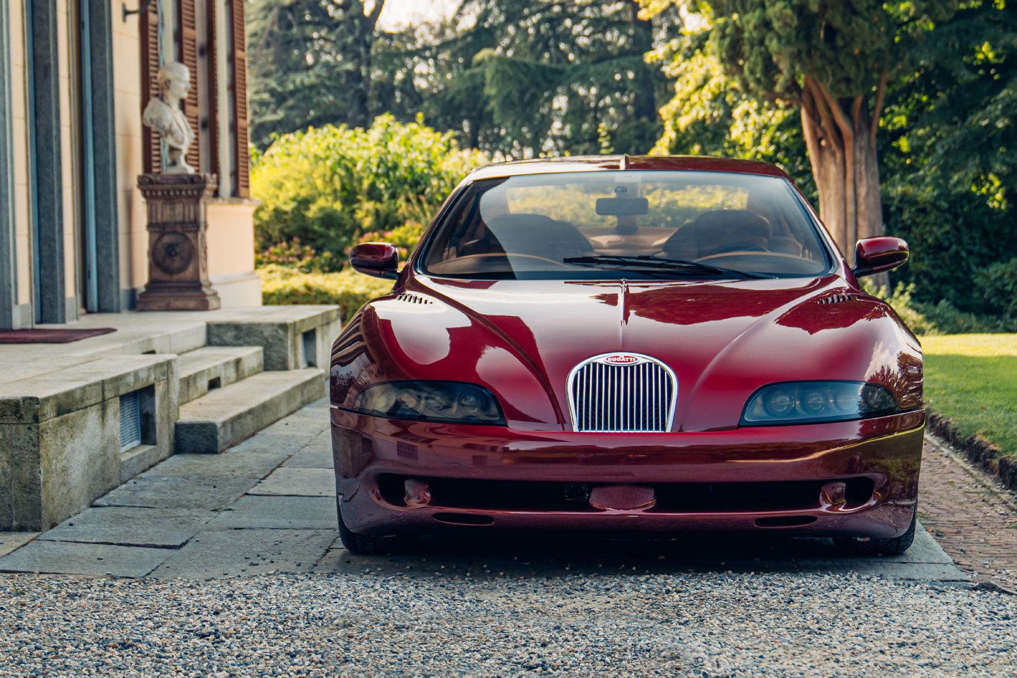 El frontal inspiró en gran medida al posterior Bugatti Veyron.