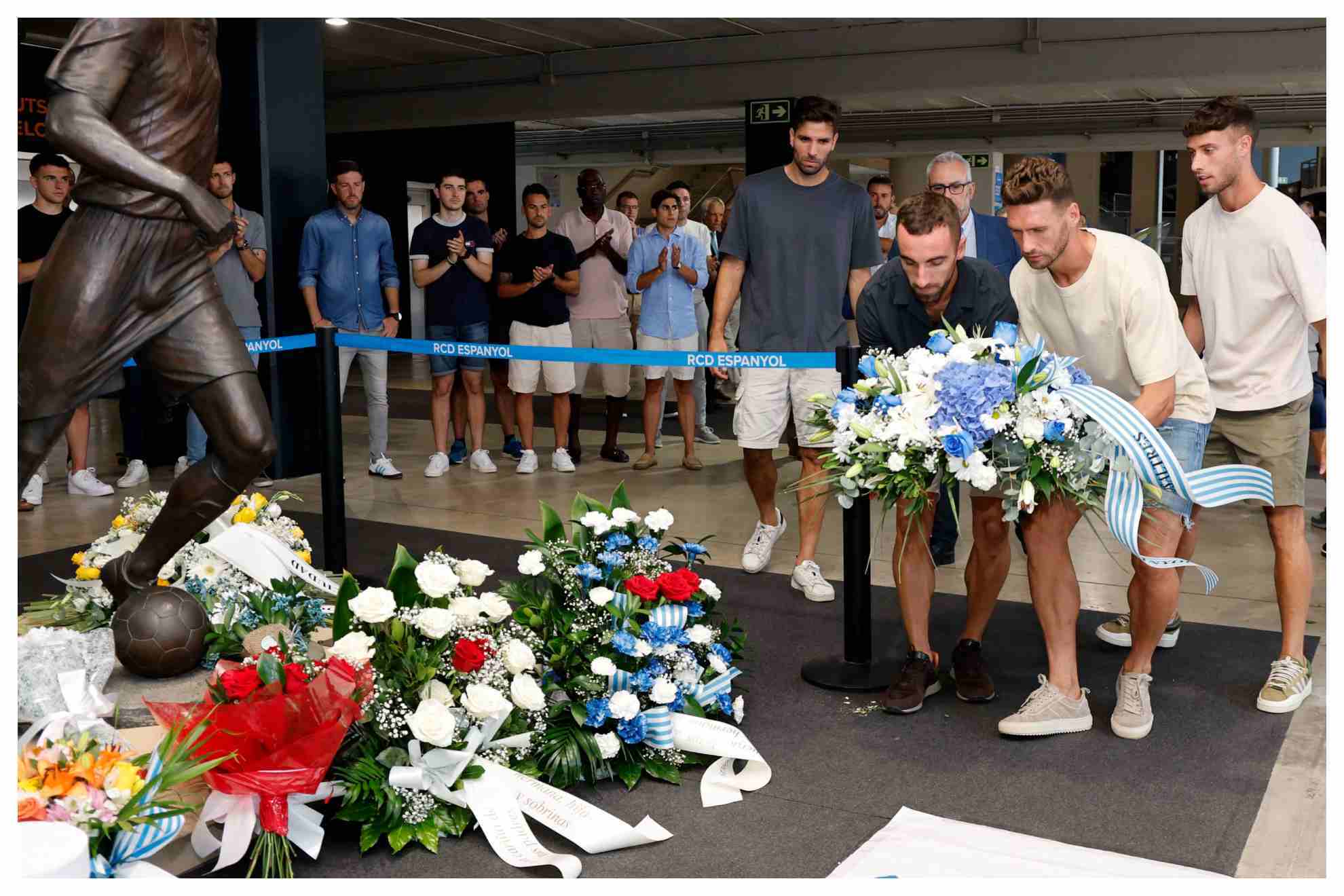 Jugadores del Espanyol realizan la ofrenda floral en la estatua de Jarque