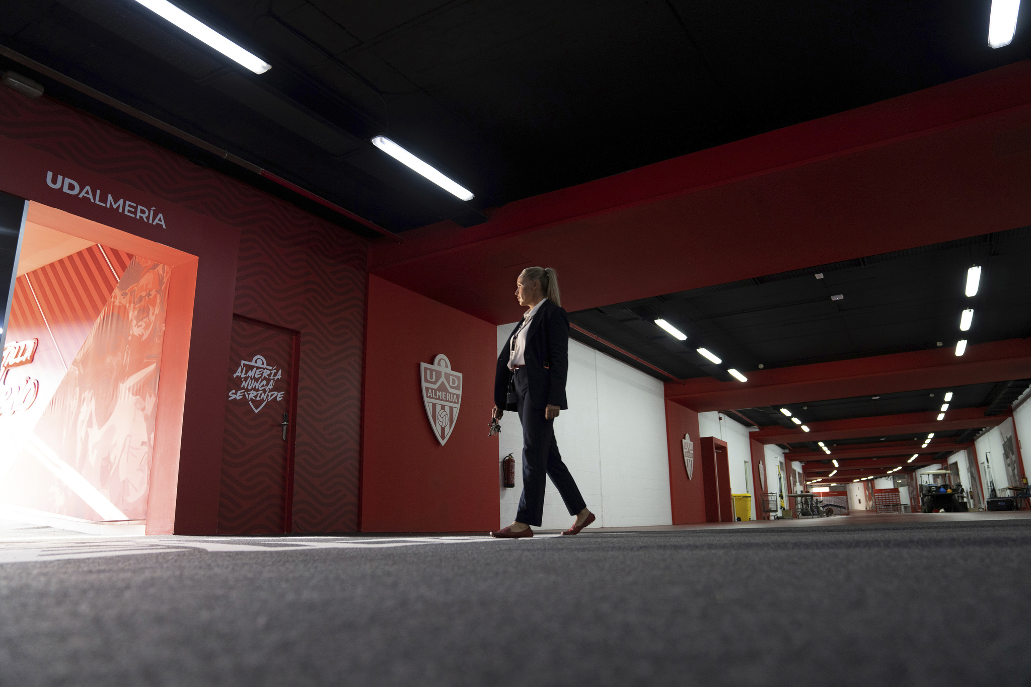 Por el interior del estadio circulan tanto aficionados como los diferentes servicios relacionados con un partido