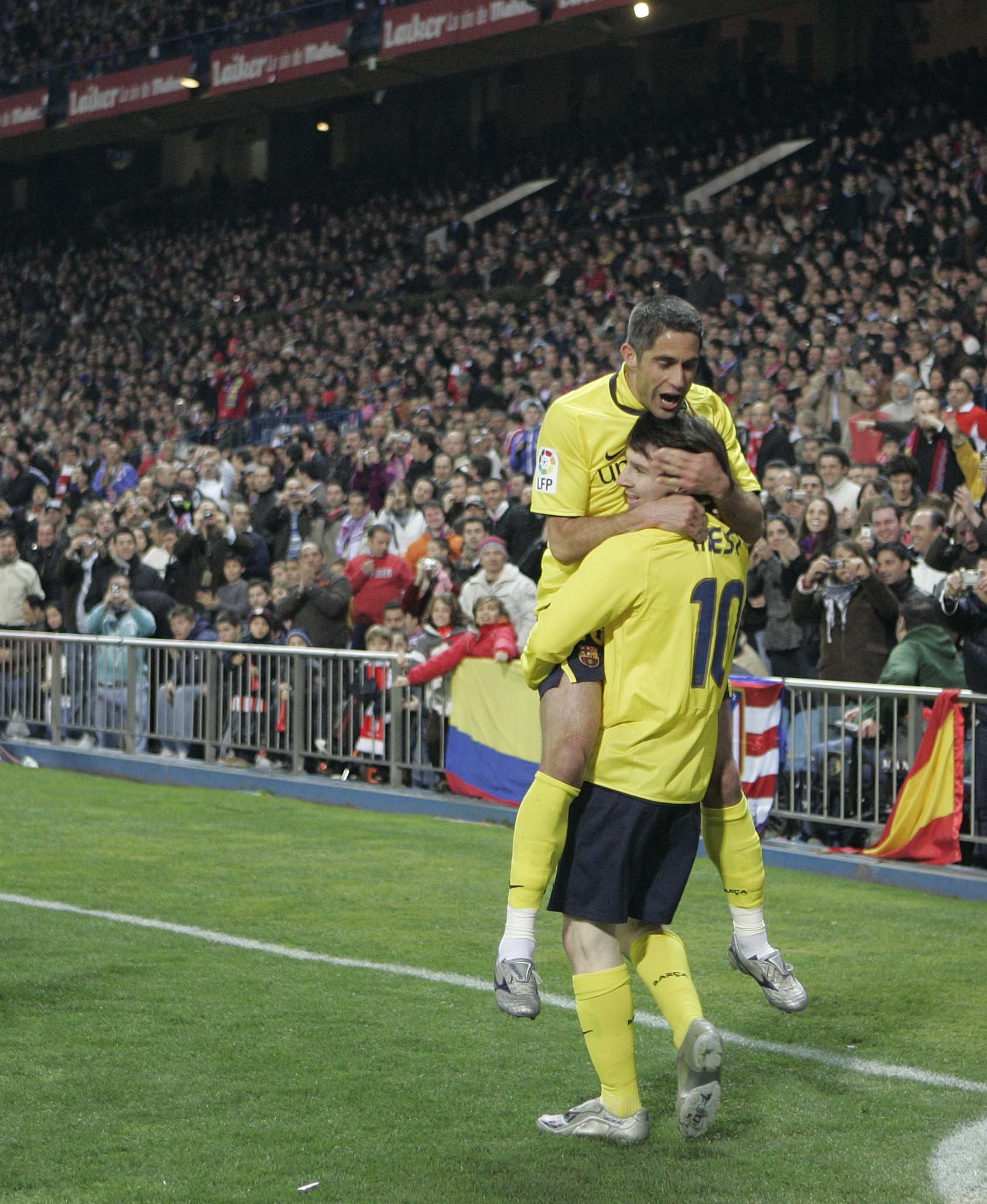 Sylvinho y Messi celebran un gol con el Barcelona