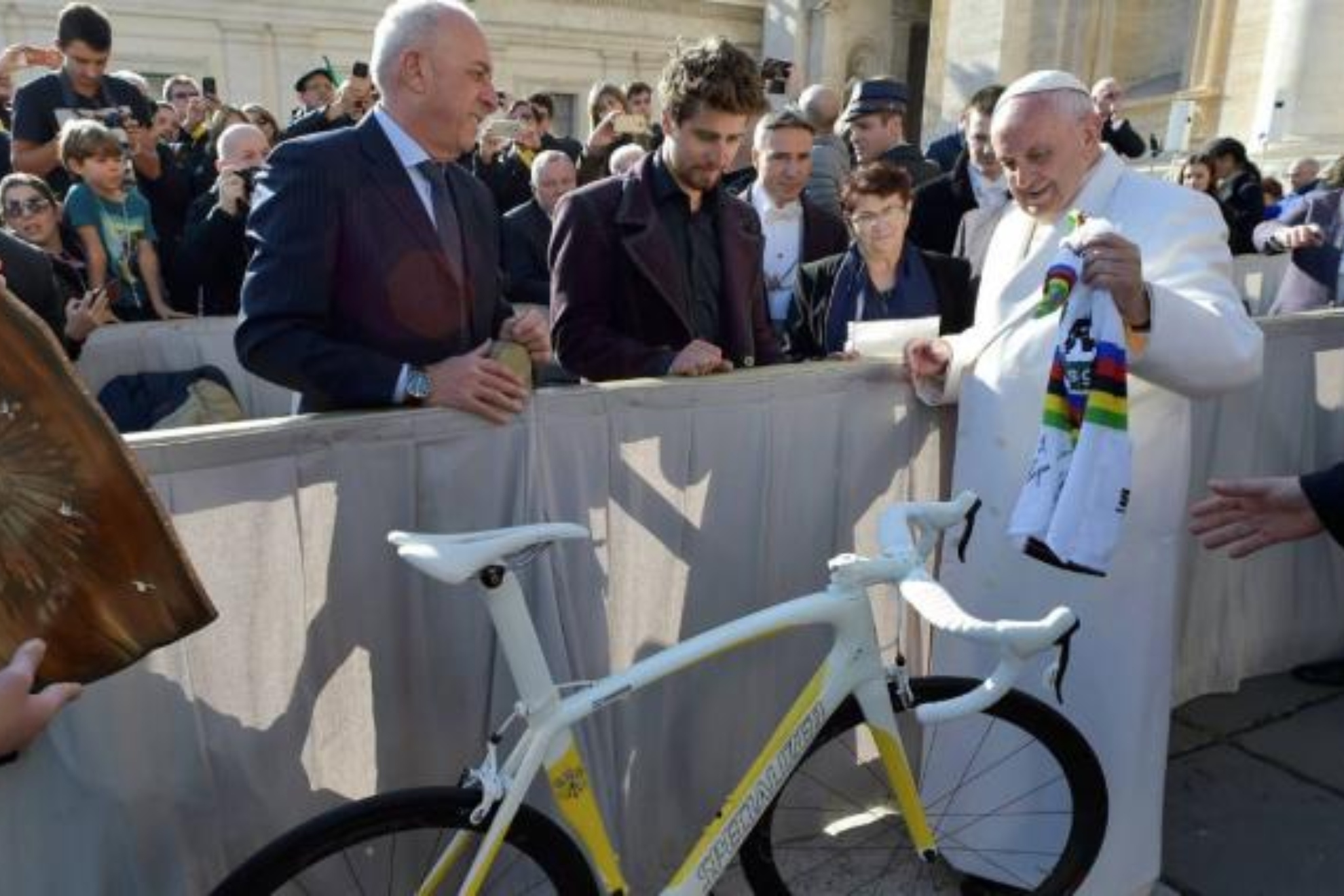 El papa firma la bici mundialista del Vaticano antes de subastarla