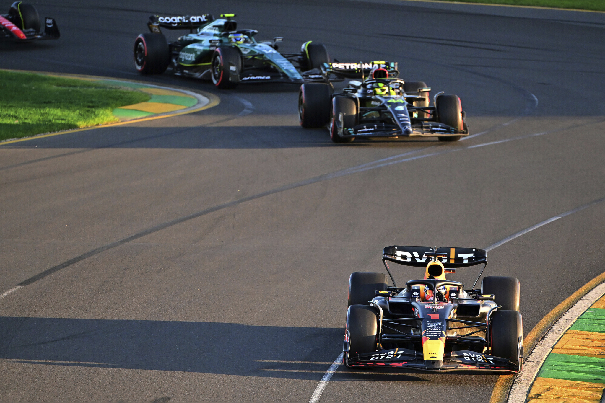 Max Verstappen seguido de Lewis Hamilton y Fernando Alonso en el GP de Australia