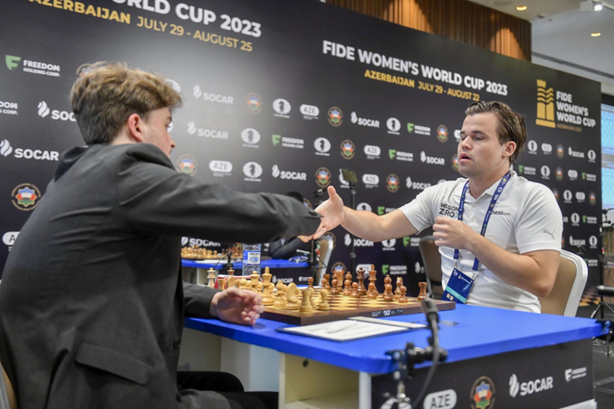 Keymer y Carlsen se estrechan la mano en la Copa del Mundo celebrada en Bakú
