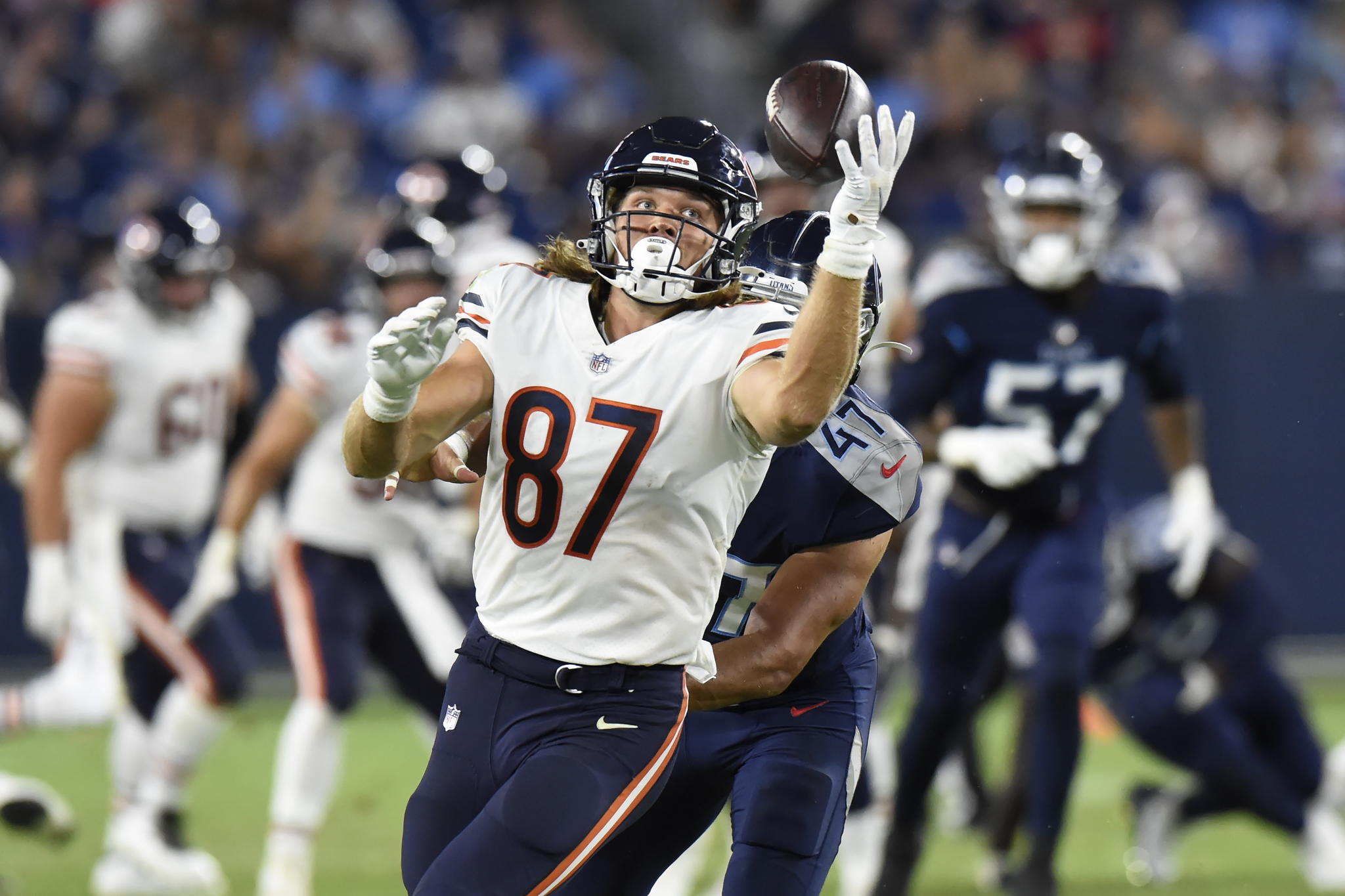 Chicago Bears tight end makes a one-handed catch during their last game against Tennessee Titans before scoring.