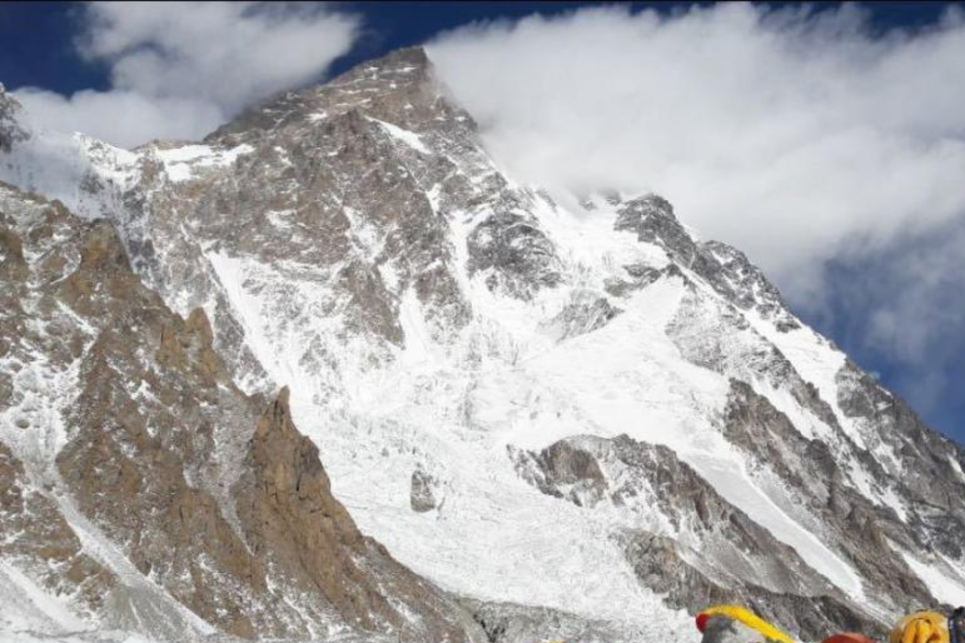 Un porteador agoniza en el K2 mientras decenas de escaladores pasan sobre su cuerpo
