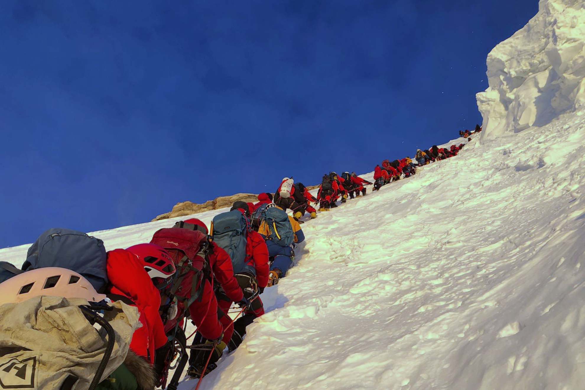 Cuerda de escaladores en una montaña del Himalaya.