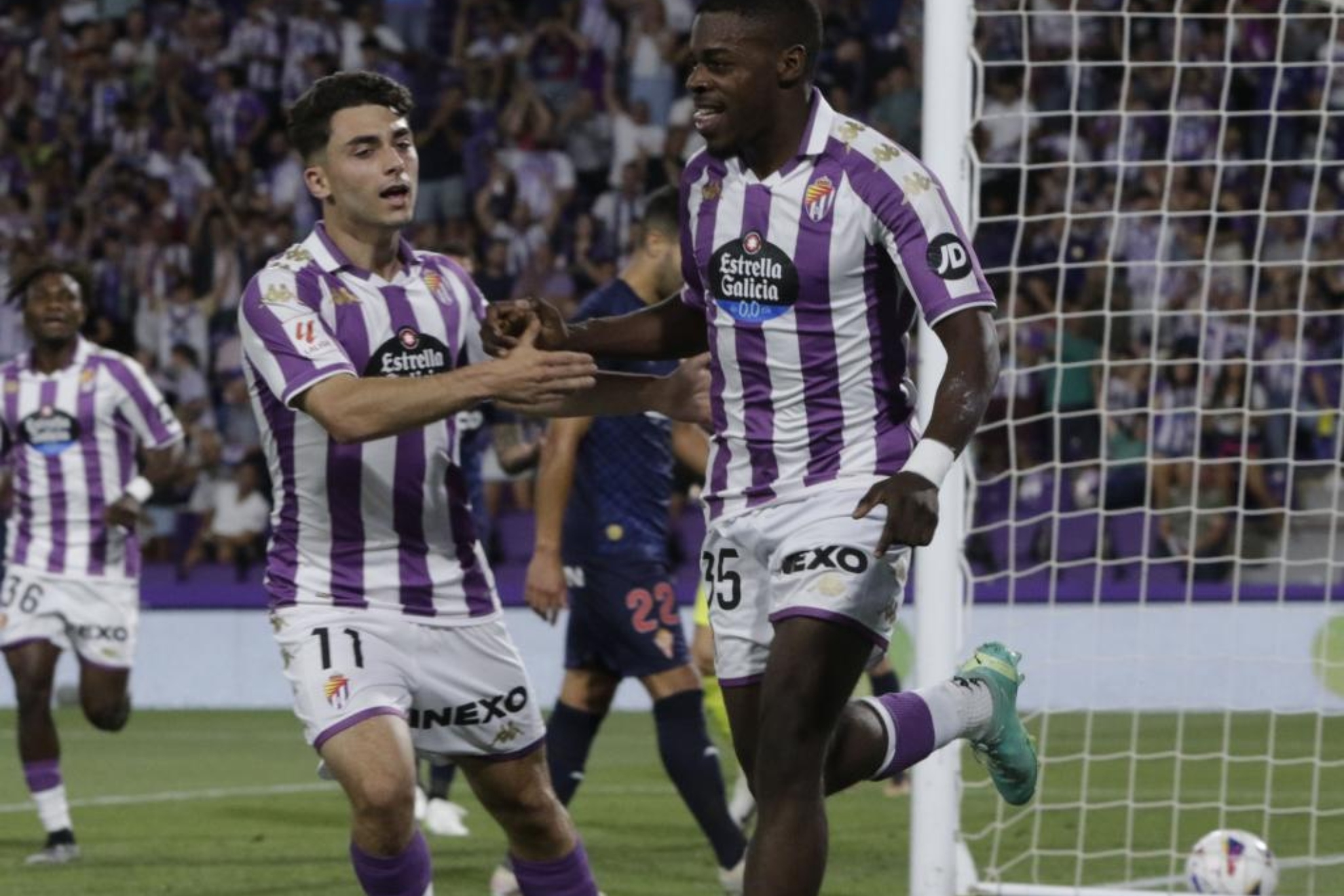 Iván Cédric celebra el gol que marcó al Sporting junto a su compañero Raúl Moro.