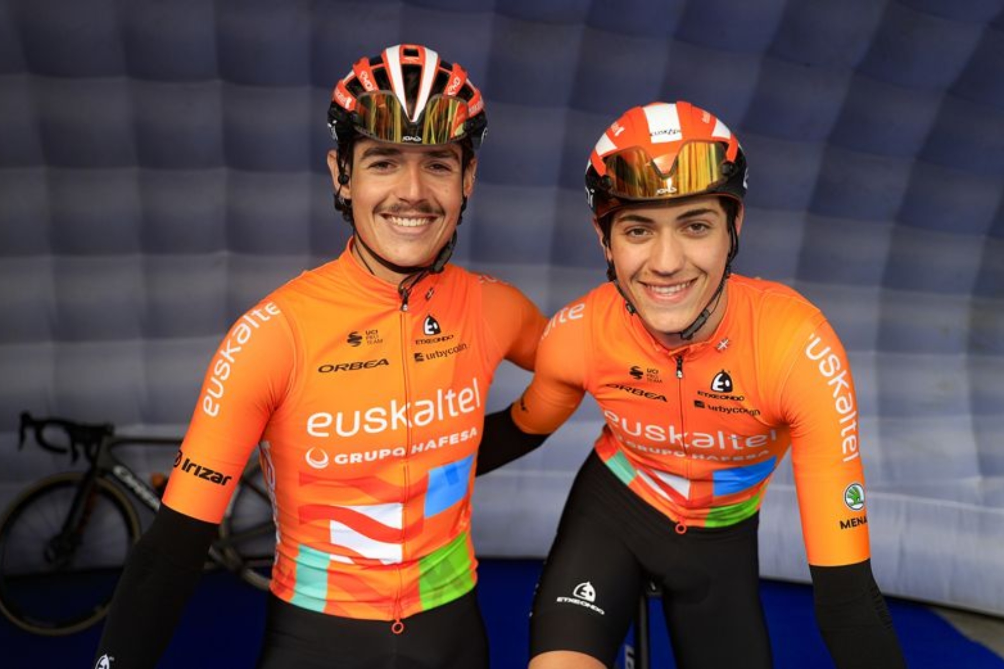 Xabier Mikel y Enekoitz Azparren, posando con el maillot de Euskaltel