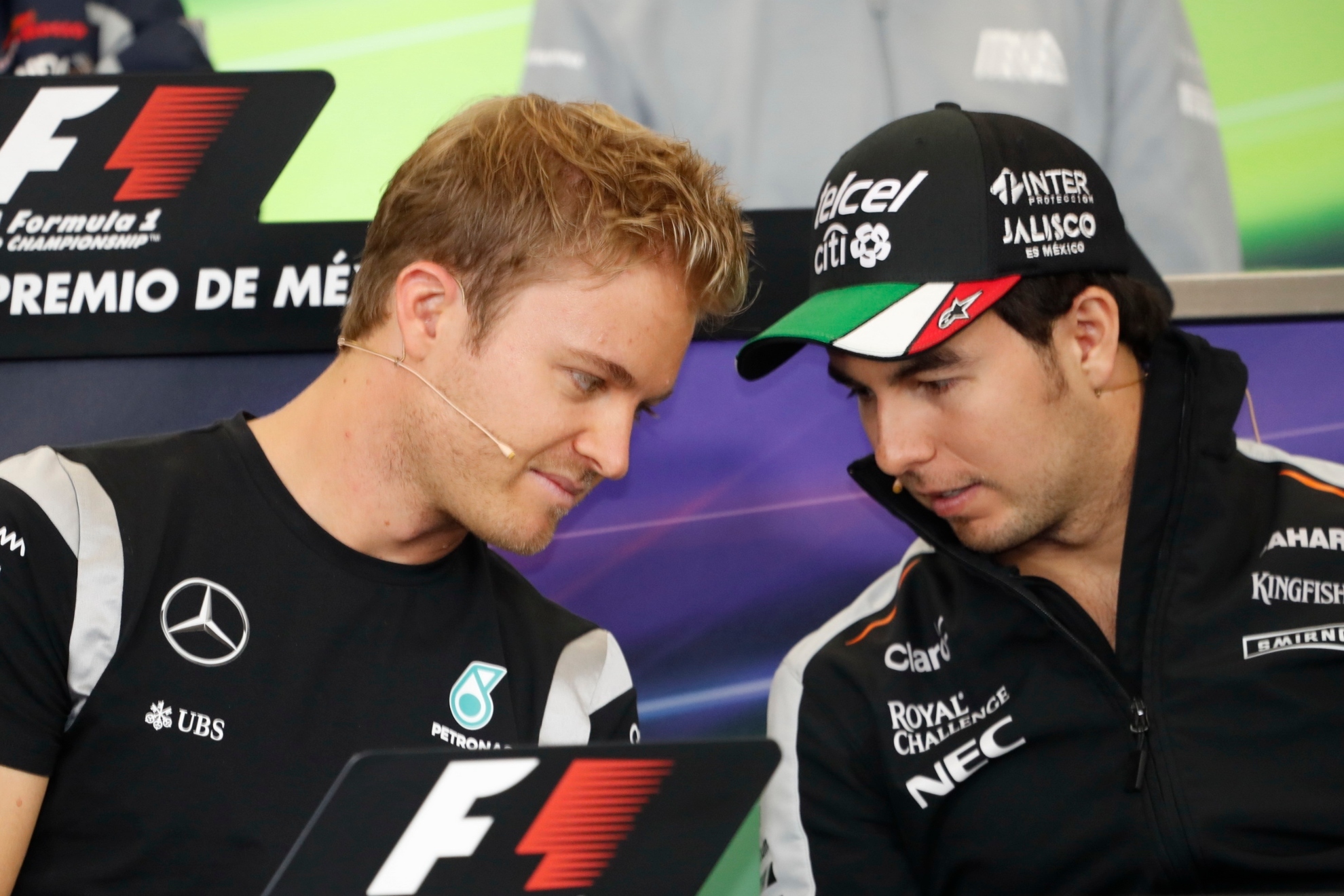 Nico Rosberg y Checo Prez durante una rueda de prensa de la FIA en 2016