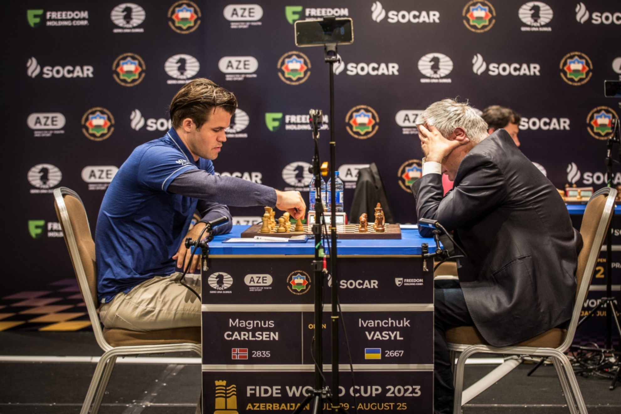 Magnus Carlsen ejecuta un movimiento durante su partida en la Copa del Mundo de Bakú