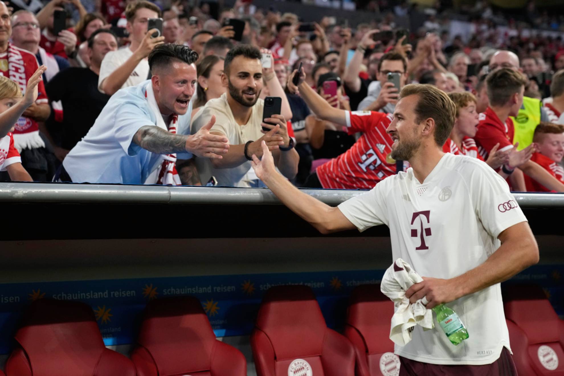 Bayerns Harry Kane greets his fans prior the German Super Cup final between FC Bayern Munich and RB Leipzig /