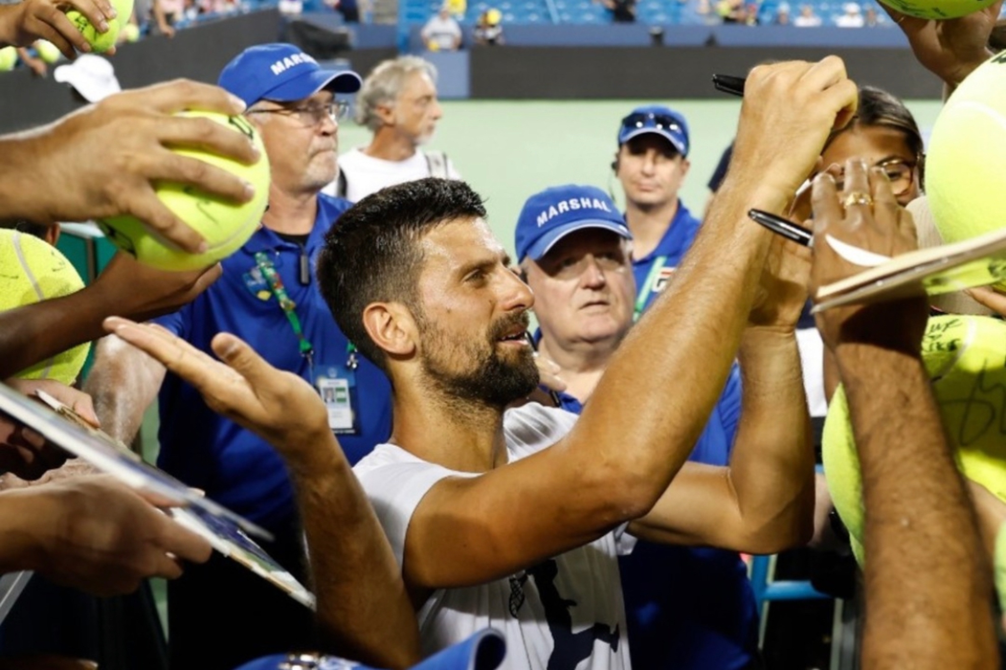Djokovic atiende a los aficionados durante el entrenamiento en Cincinnati