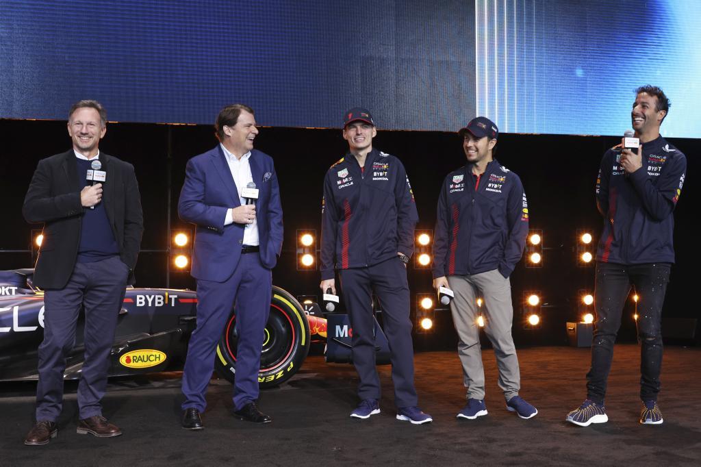 Horner, Jim Farley (CEO Ford), Verstappen, Checo y Ricciardo.