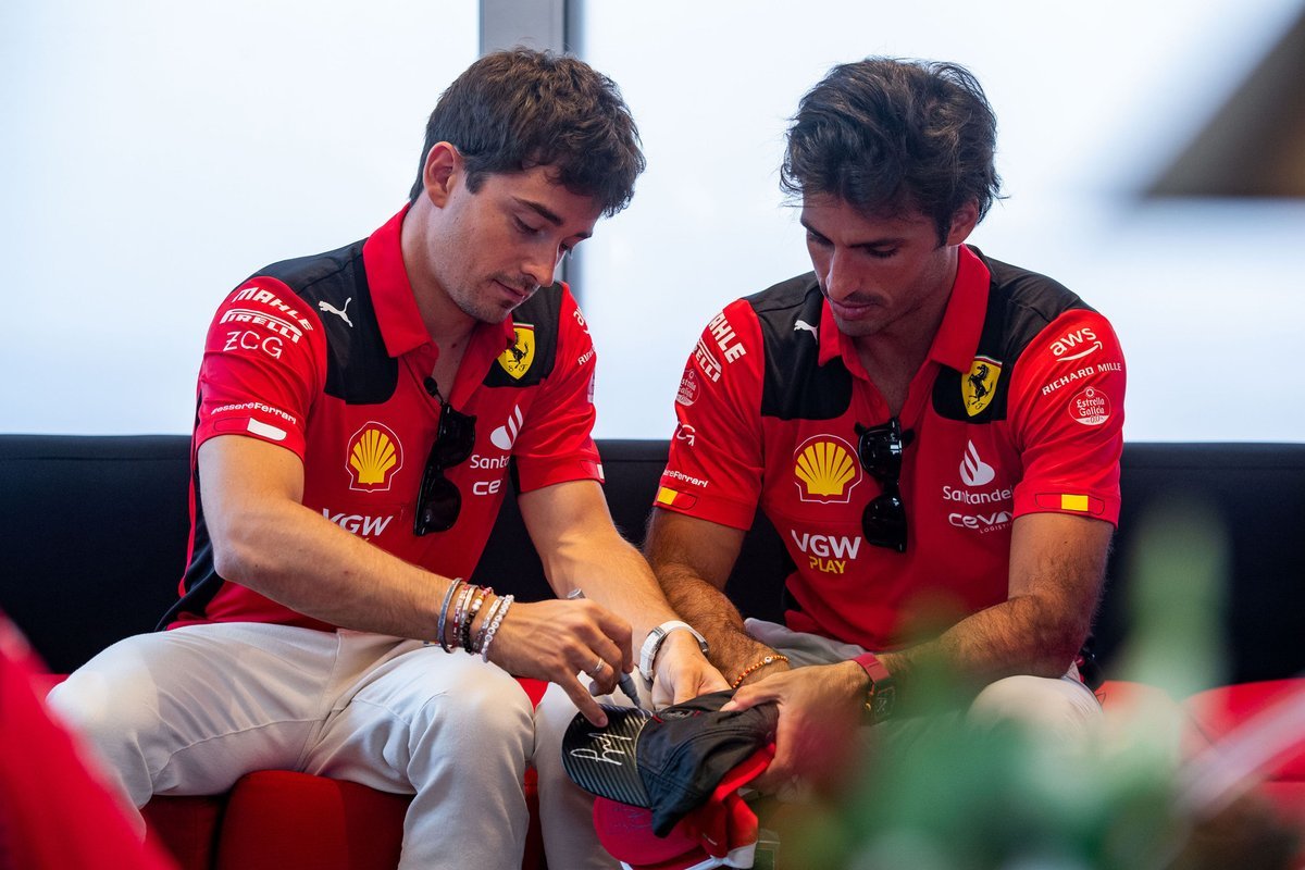 Charles Leclerc y Carlos Sainz juntos en el hospitality del equipo
