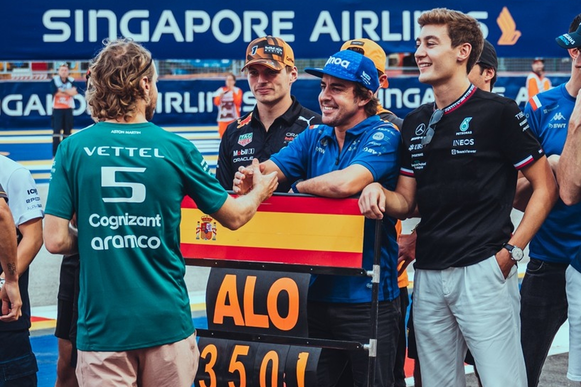 Alonso, cuando fue homenajeado por la F1 en 2022, estrecha la mano de Vettel