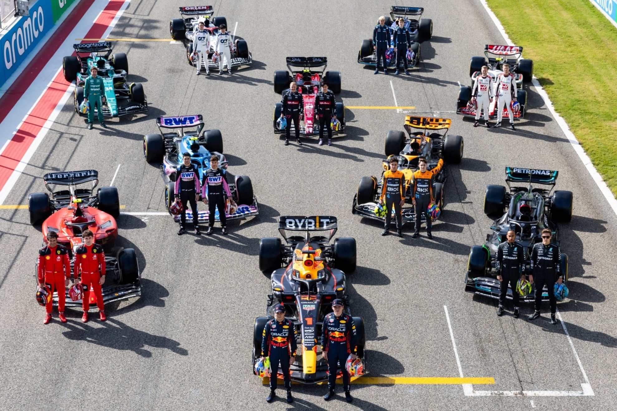 Los pilotos de la temporada 2023 en la parrilla de salida del GP de Bahrein
