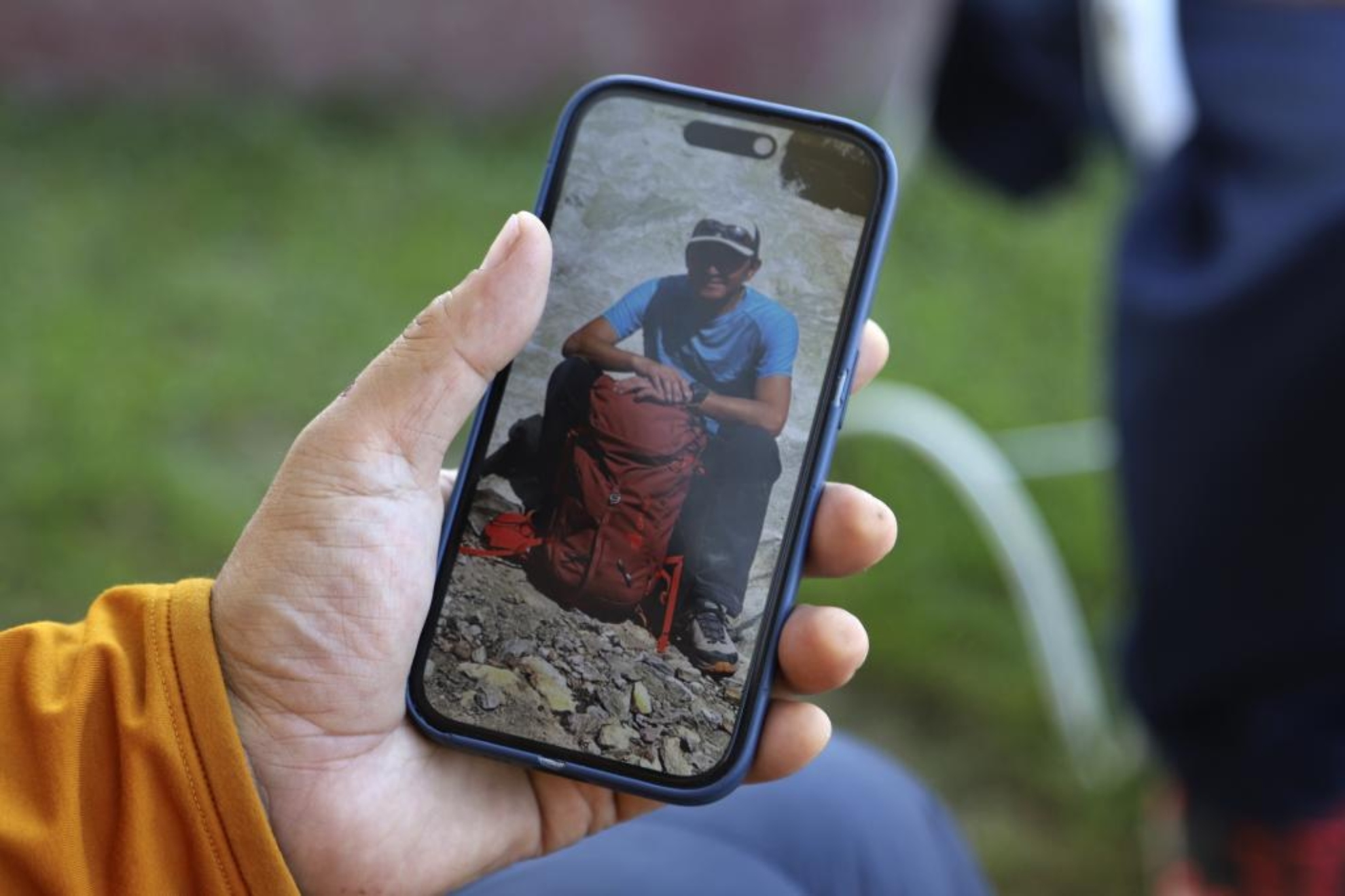 El alpinista Semba Takayasu muestra una imagen de su compañero, Shinji Tamura