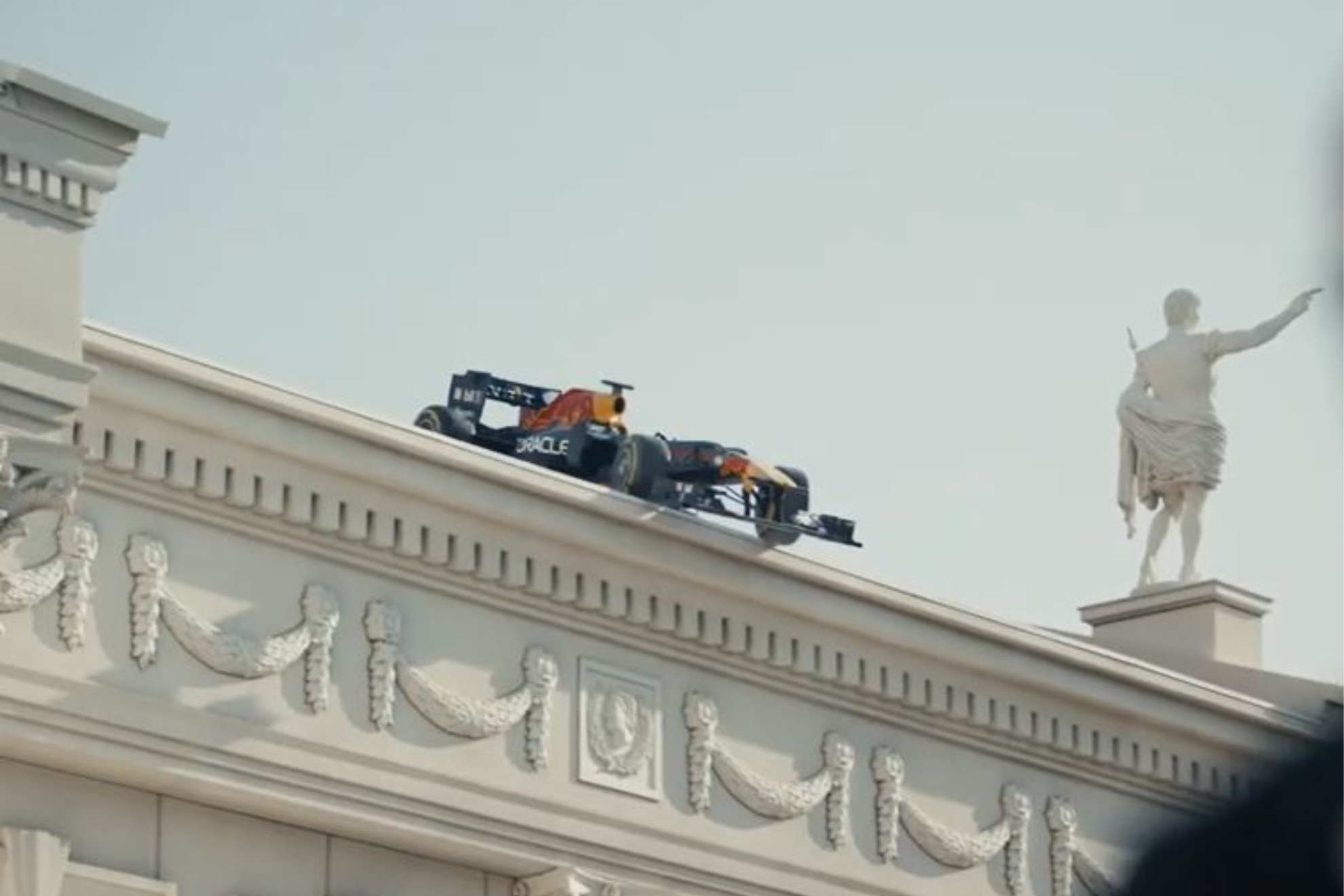 Checo Pérez prueba el Red Bull por las calles de Las Vegas... ¡y el coche acaba en el tejado del Caesars Palace!