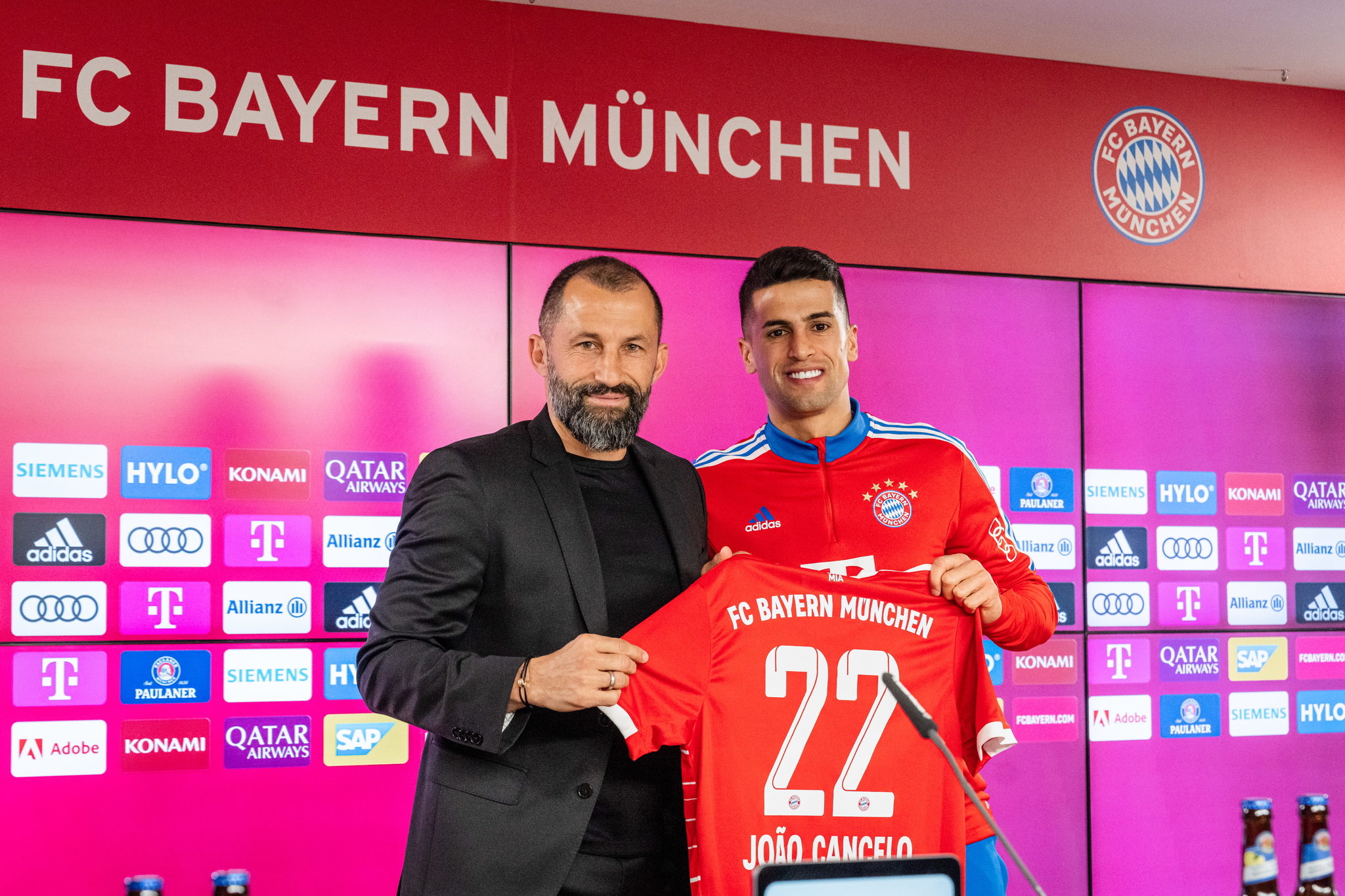 Cancelo junto a Salihamidzic en la presentación como jugador del Bayern.