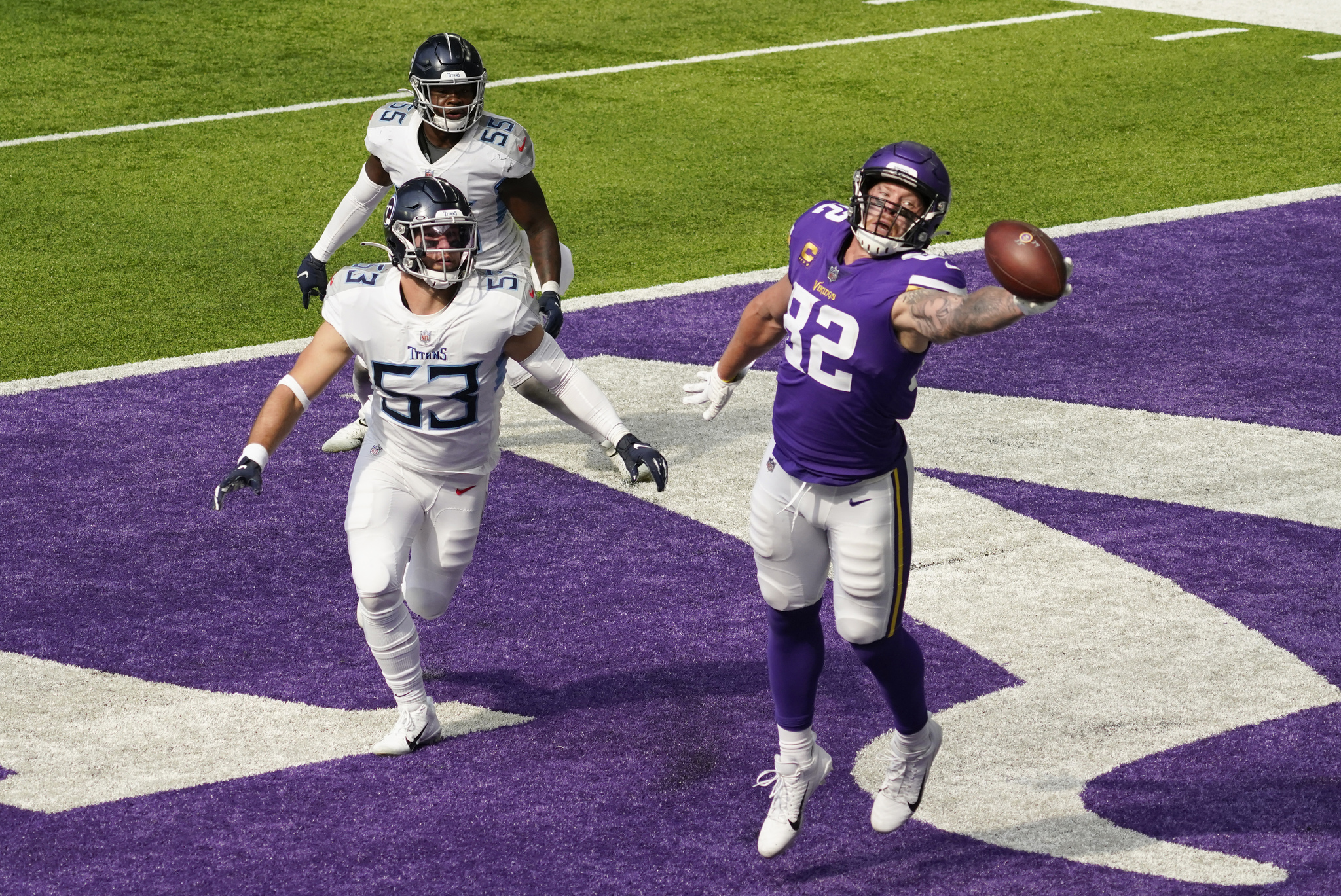 Minnesota Vikings tight end catches a 3-yard touchdown pass ahead of Tennessee Titans inside linebacker.