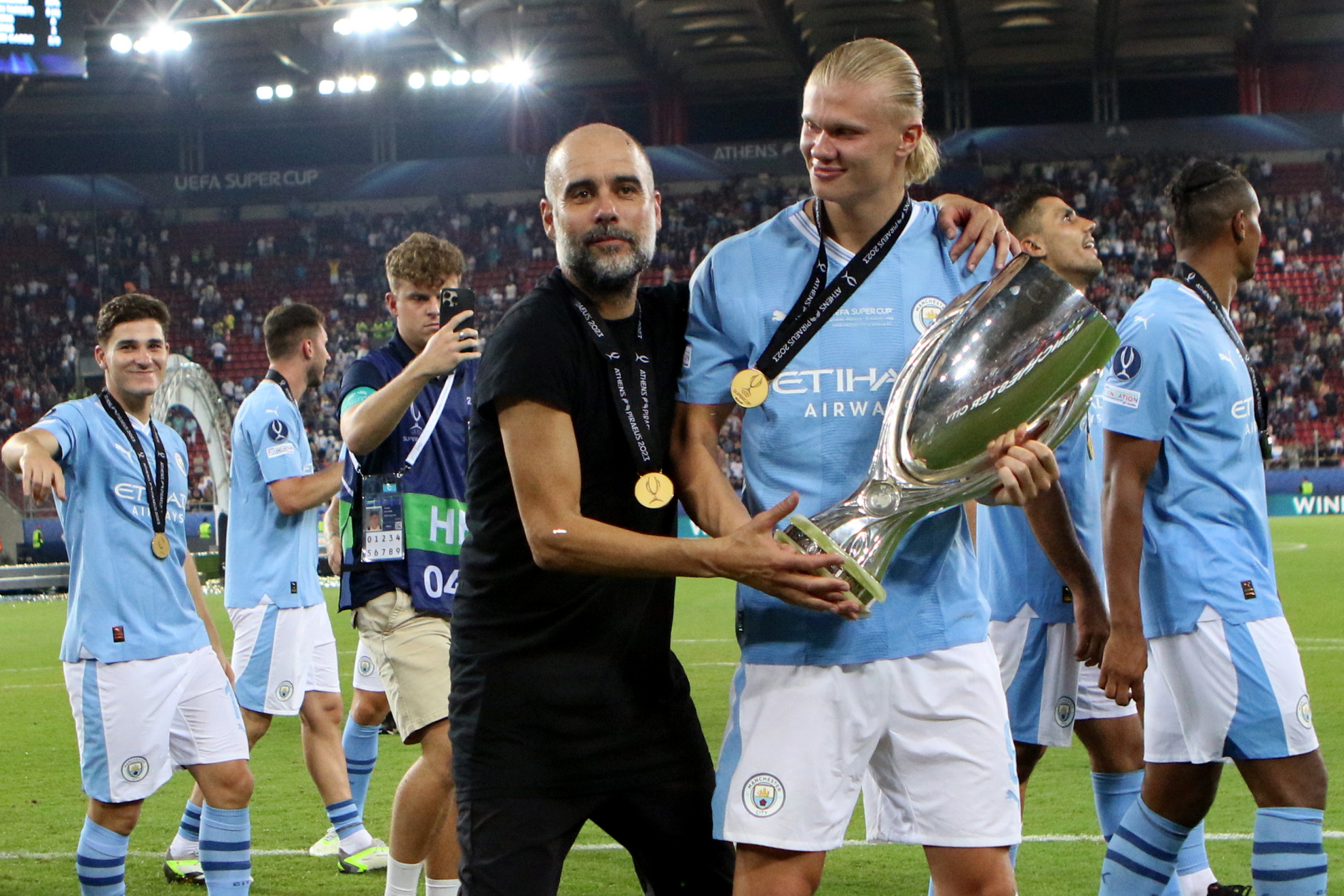 Guardiola, con Haaland y el trofeo