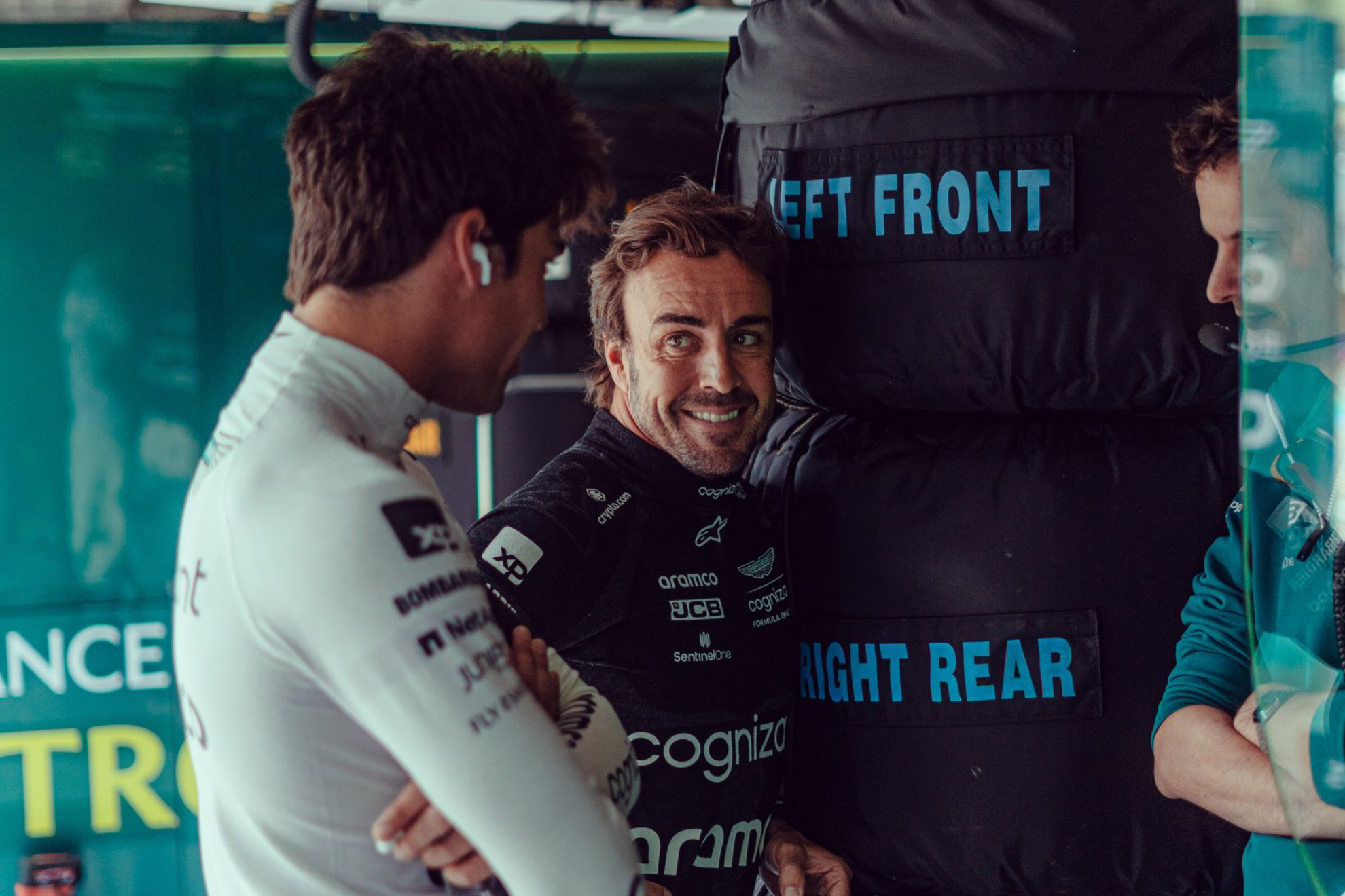 Lance Stroll y Fernando Alonso, en el box de Aston Martin.