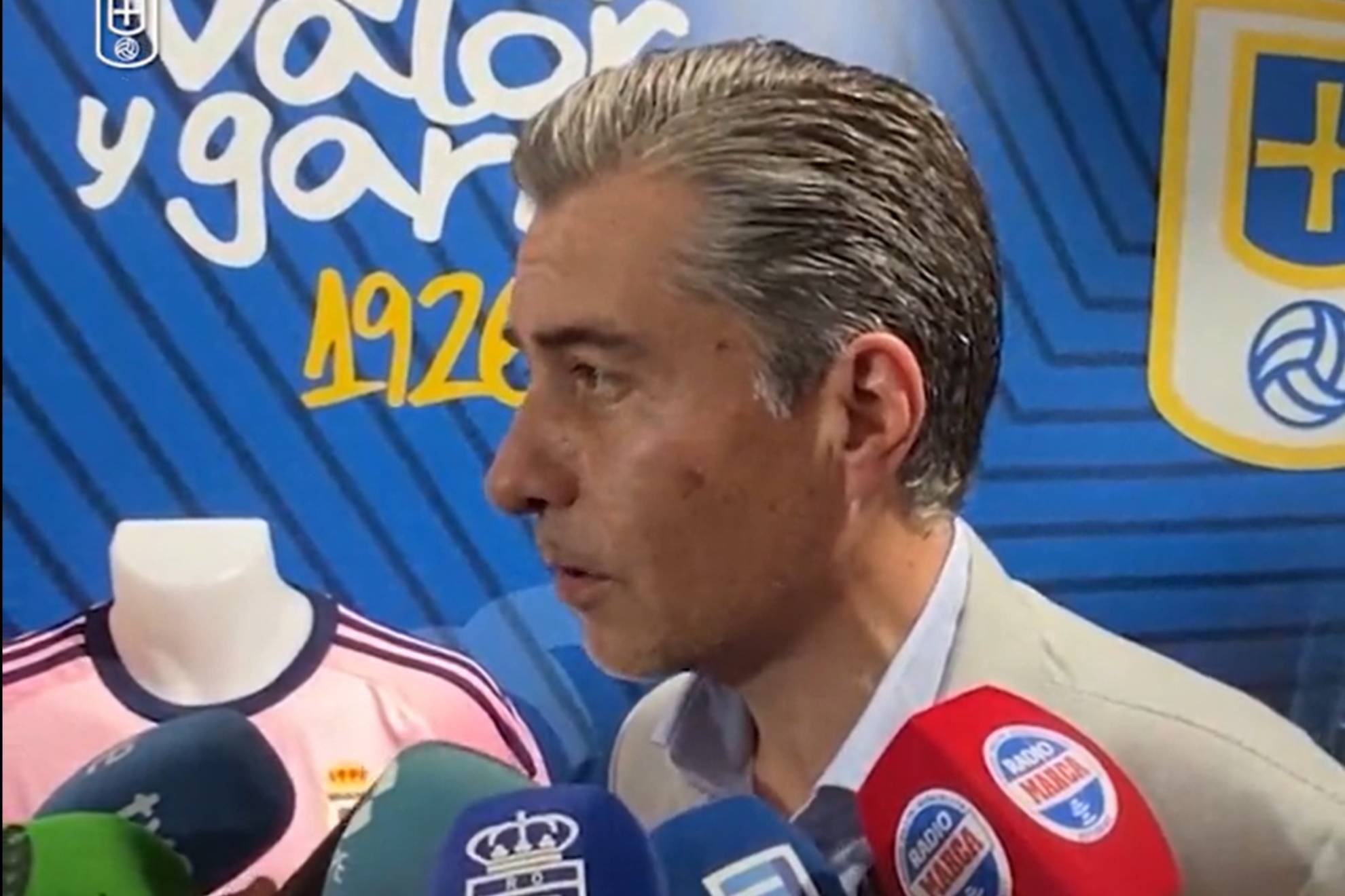Martín Peláez atendiendo a los medios