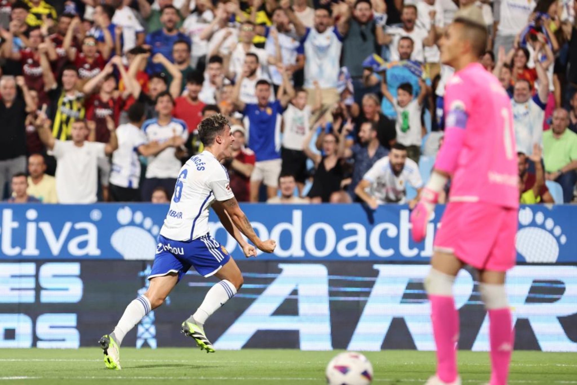 Francés celebra el gol que marcó al Valladolid ante la desesperación del meta Masip.