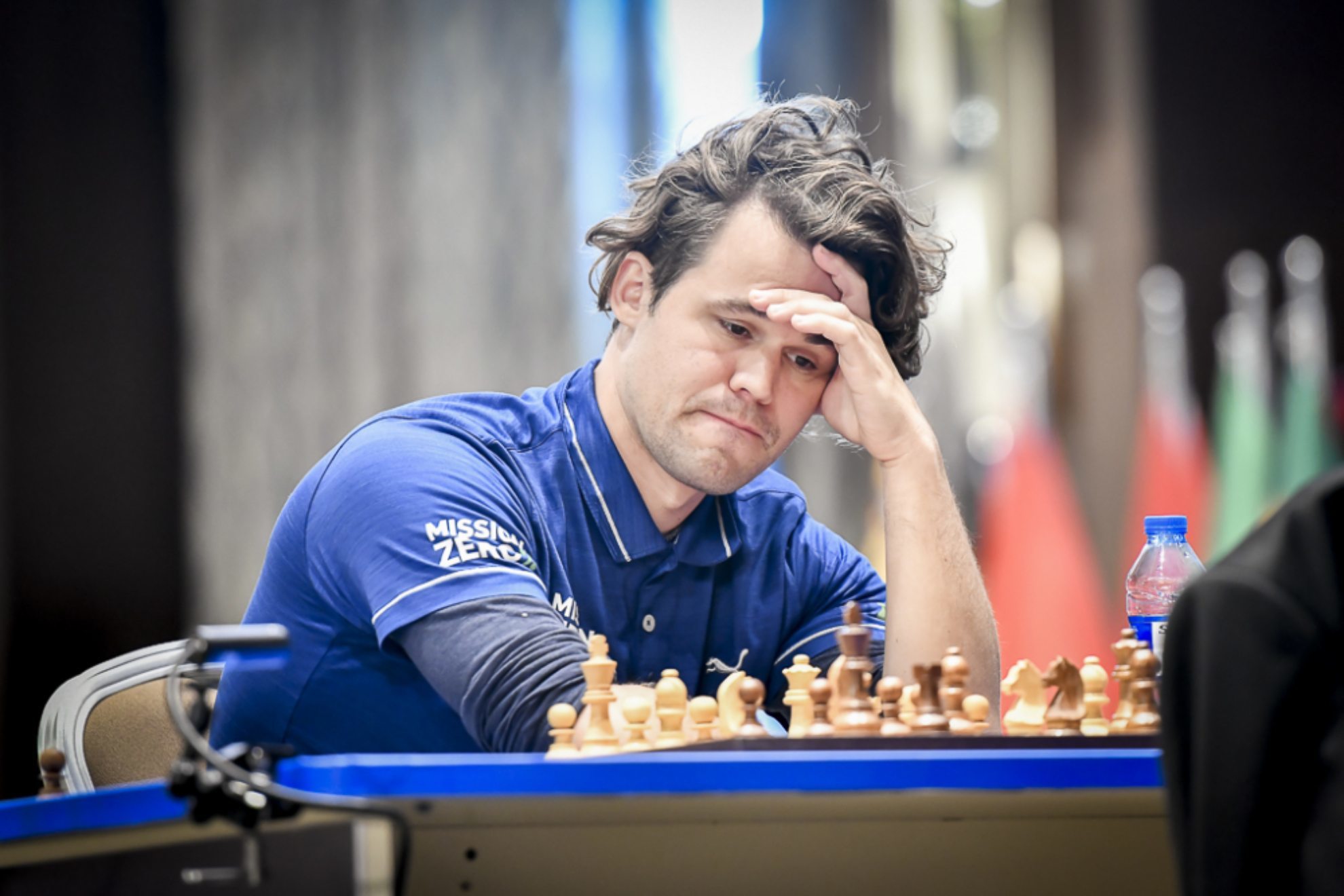 Carlsen gana después de estar a un paso de la derrota