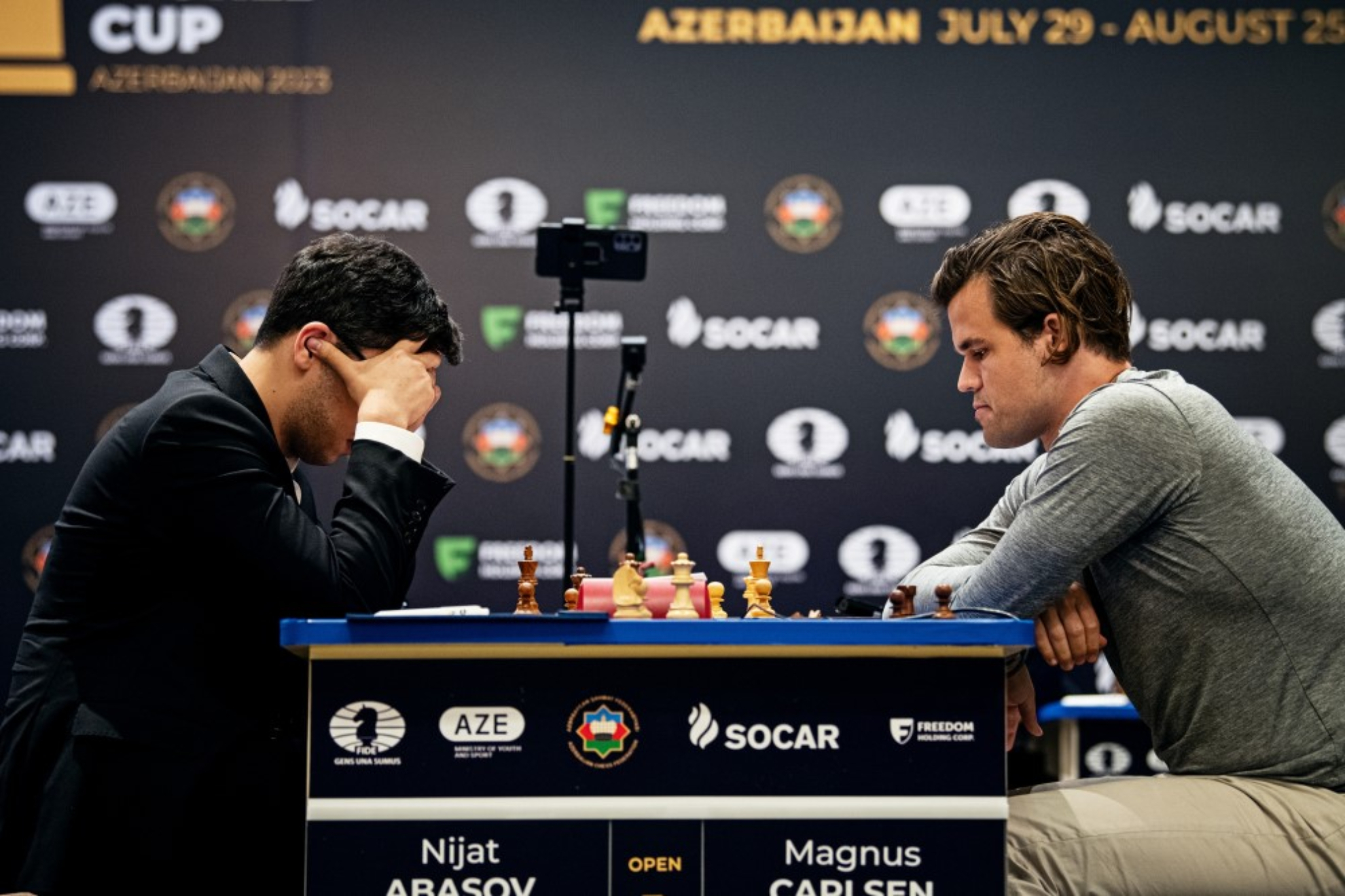 Nijat Abasov y Magnus Carlsen.