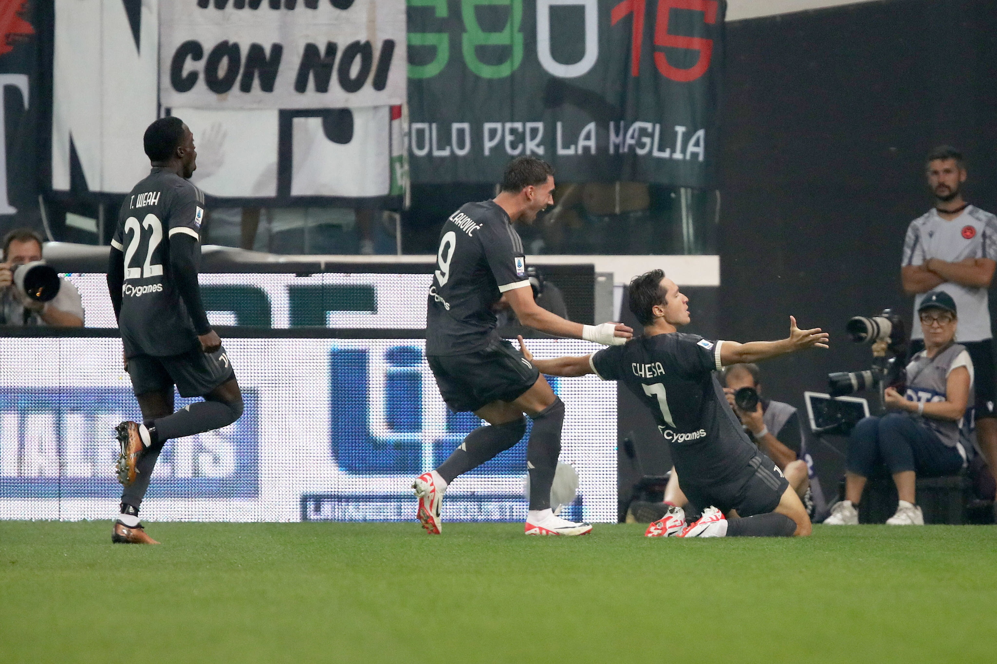 Chiesa y Vlahovic celebran un gol de la Juventus.