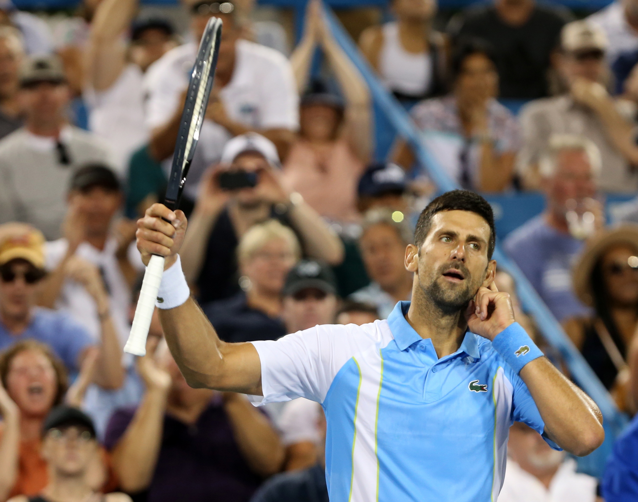 Djokovic hace un gesto con la mano en la oreja durante las semifinales en Cincinnati